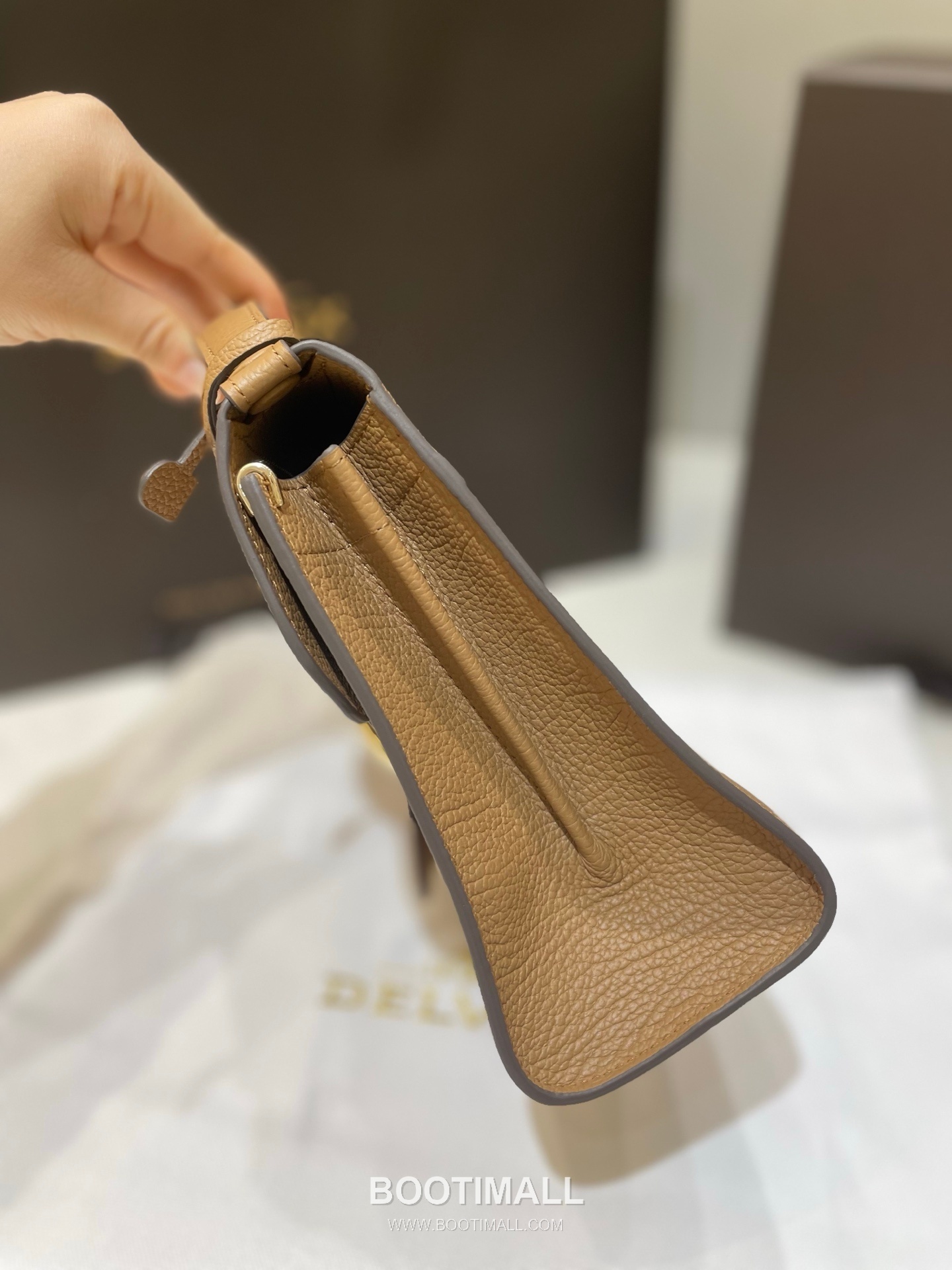 Delvaux Tempo Aluire Calfskin Tote Bag with Strap Flap Metal Detail 델보 템포 알뤼르 카프스킨 토트백 스트랩 플랩 메탈 23cm 10