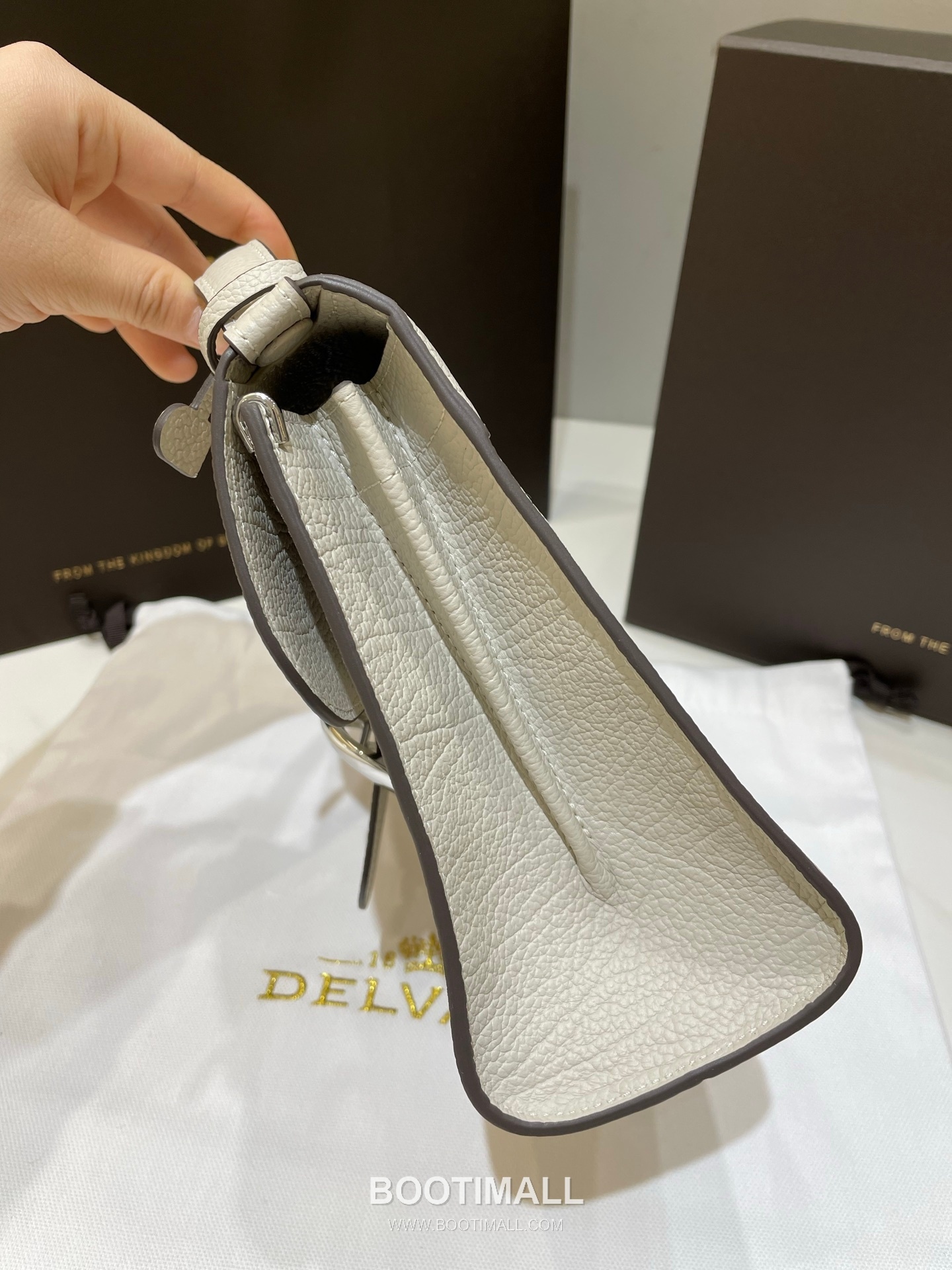 Delvaux Tempo Aluire Calfskin Tote Bag with Strap Flap Metal Detail 델보 템포 알뤼르 카프스킨 토트백 스트랩 플랩 메탈 23cm 9