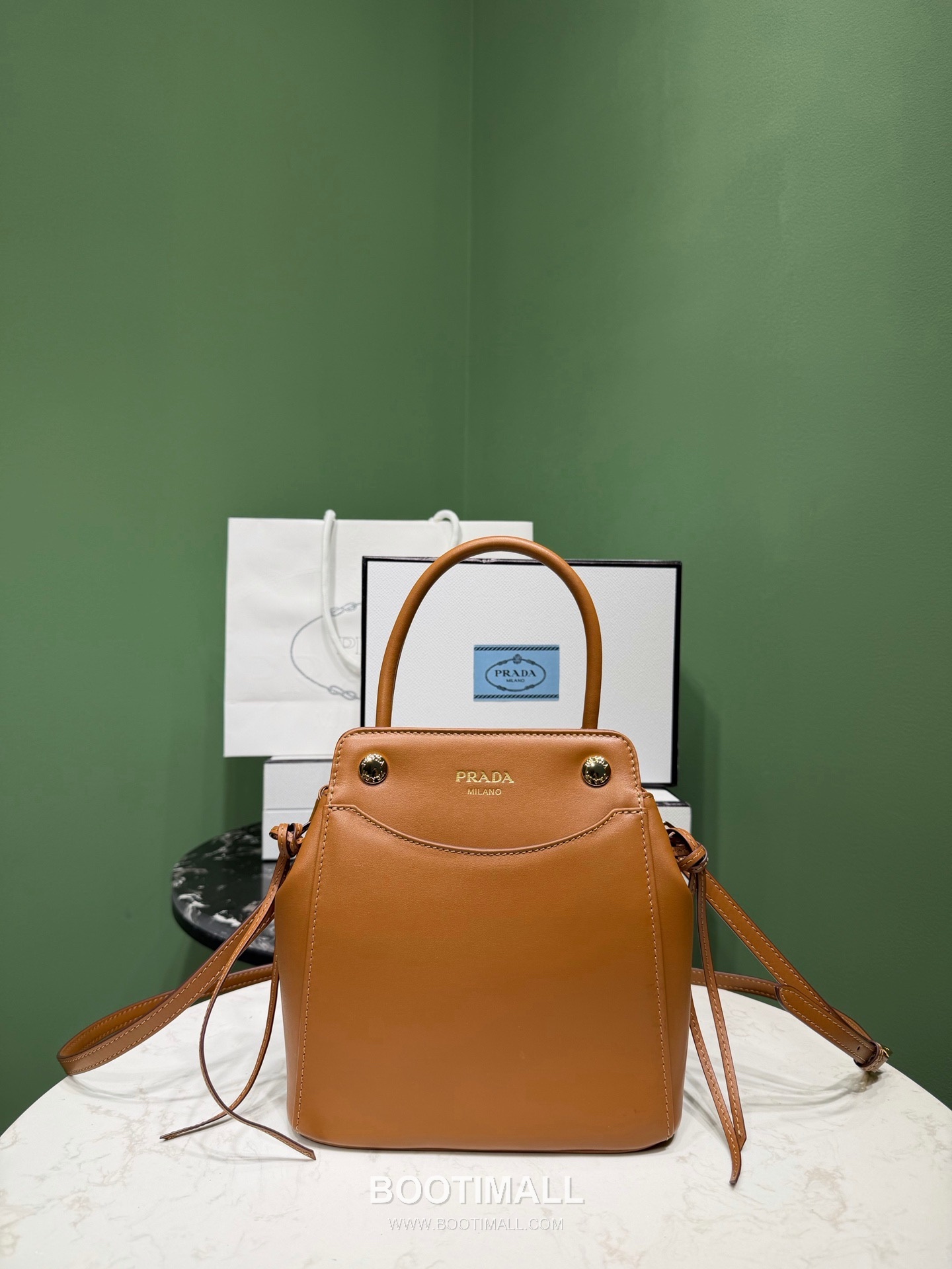 Prada Carry Calfskin Tote Bag with Strap Magnetic Closure Detail 프라다 캐리 카프스킨 토트백 스트랩 마그네틱클로저 1BA496 19cm 1