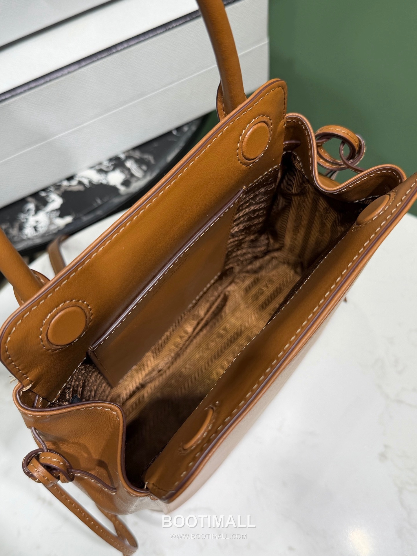 Prada Carry Calfskin Tote Bag with Strap Magnetic Closure Detail 프라다 캐리 카프스킨 토트백 스트랩 마그네틱클로저 1BA496 19cm 9