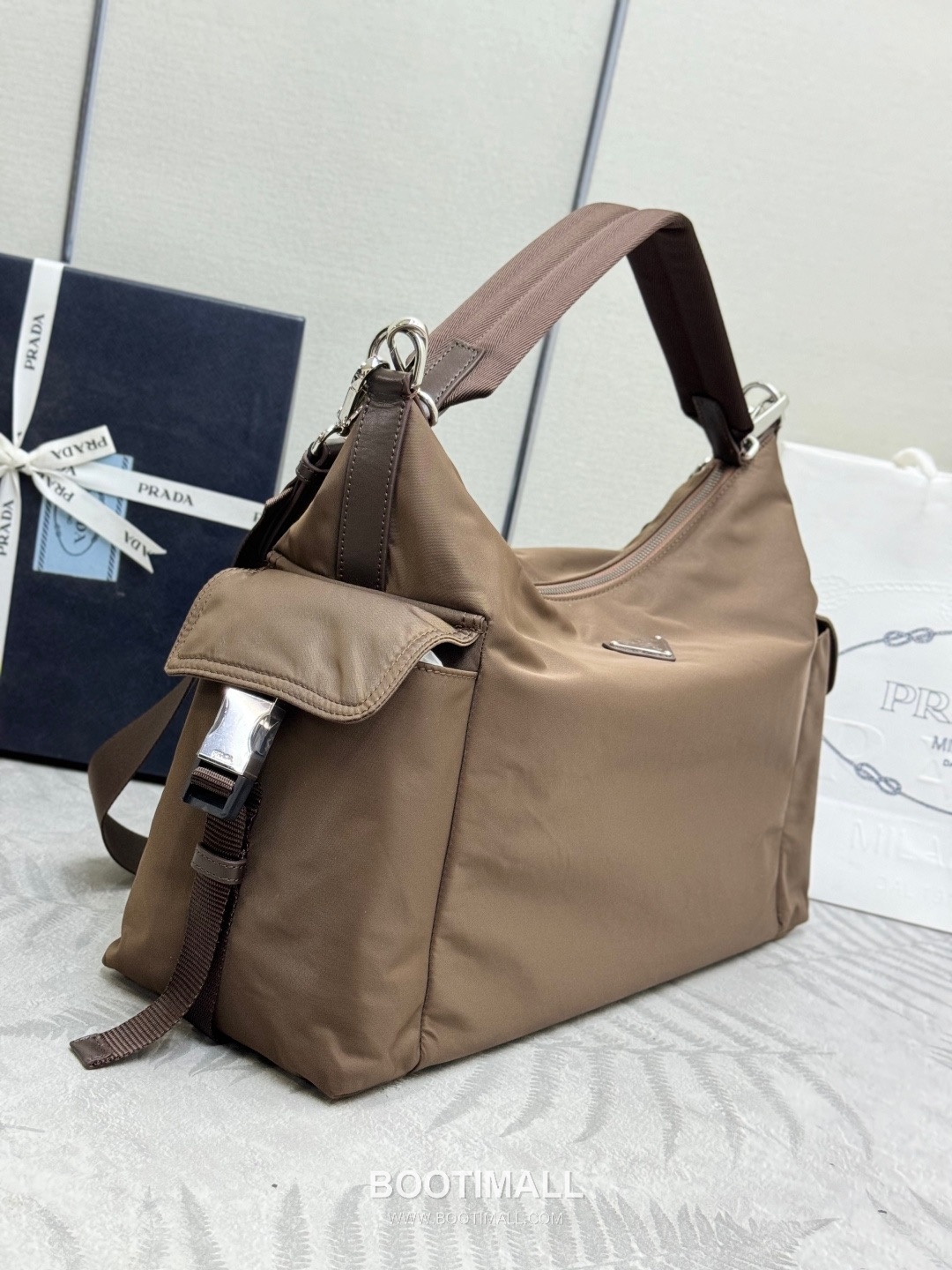 Prada Re-Nylon Calfskin Hobo Bag with Multi Pocket Strap Detail 프라다 리나일론 카프스킨 호보백 멀티포켓 스트랩 2VH204 43cm 3