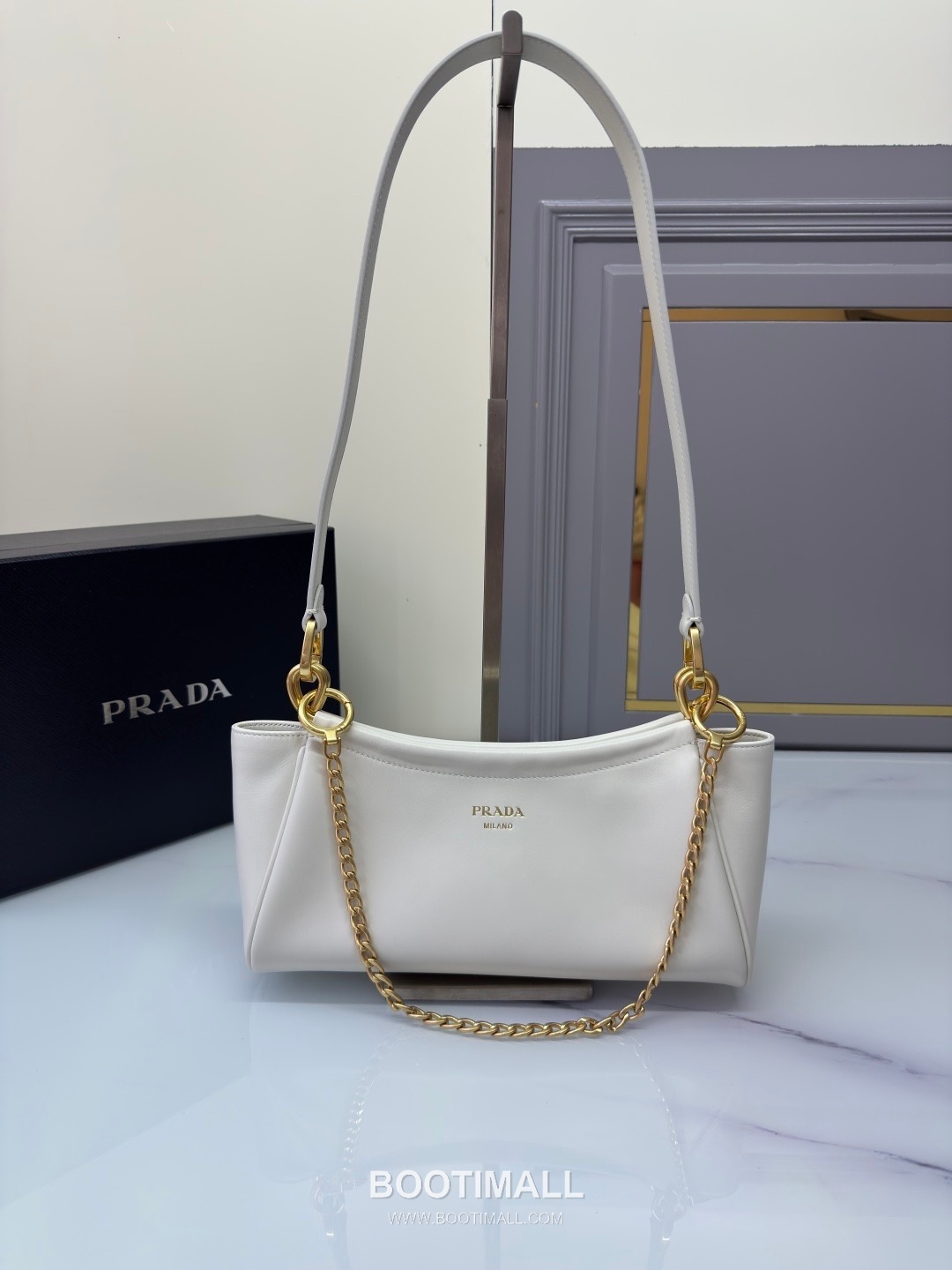 Prada Calfskin Chain Strap Shoulder Bag with Logo Zip Pocket Detail 프라다 카프스킨 체인스트랩 숄더백 로고지퍼포켓 1BC261 28cm 1