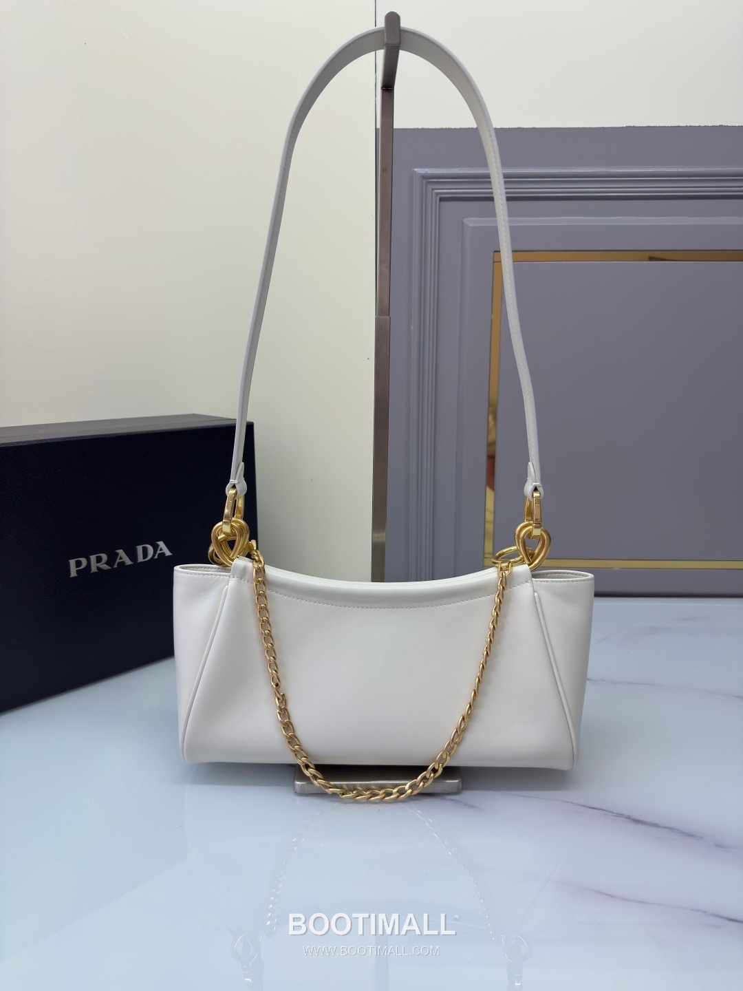 Prada Calfskin Chain Strap Shoulder Bag with Logo Zip Pocket Detail 프라다 카프스킨 체인스트랩 숄더백 로고지퍼포켓 1BC261 28cm 2