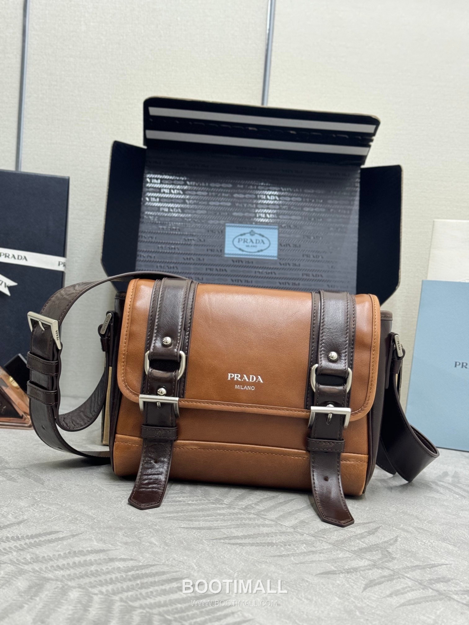 Prada Vintage Calfskin Saddle Crossbody Bag with Strap Accessory Detail 프라다 빈티지 카프스킨 새들 크로스바디백 스트랩 악세서리 2VD078 22cm 1