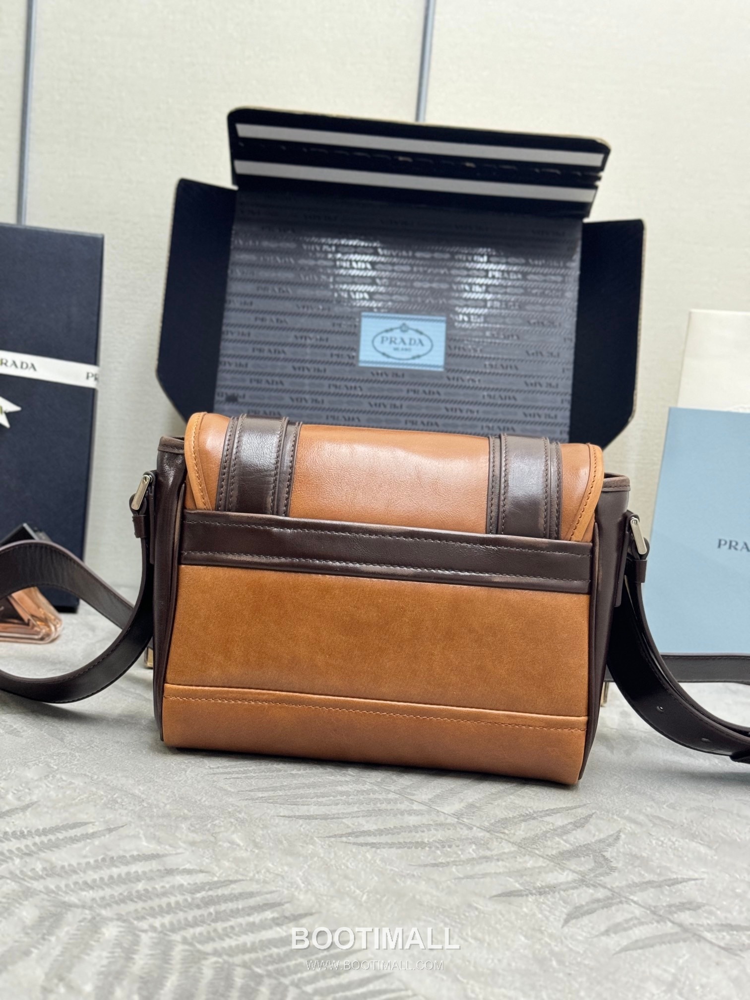 Prada Vintage Calfskin Saddle Crossbody Bag with Strap Accessory Detail 프라다 빈티지 카프스킨 새들 크로스바디백 스트랩 악세서리 2VD078 22cm 2