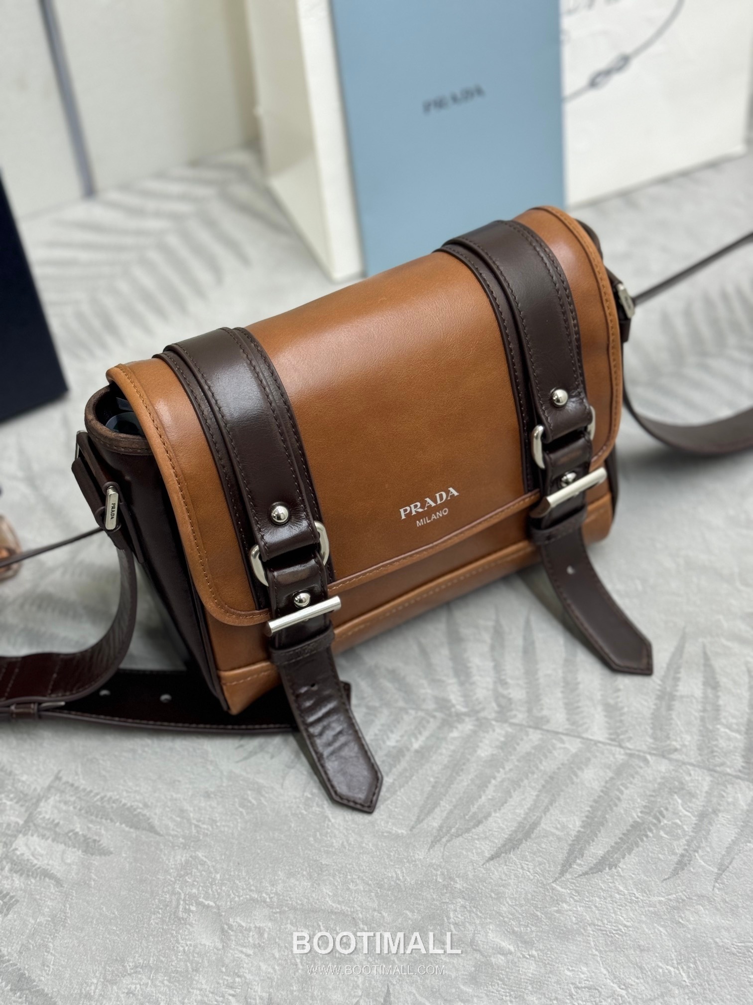 Prada Vintage Calfskin Saddle Crossbody Bag with Strap Accessory Detail 프라다 빈티지 카프스킨 새들 크로스바디백 스트랩 악세서리 2VD078 22cm 3