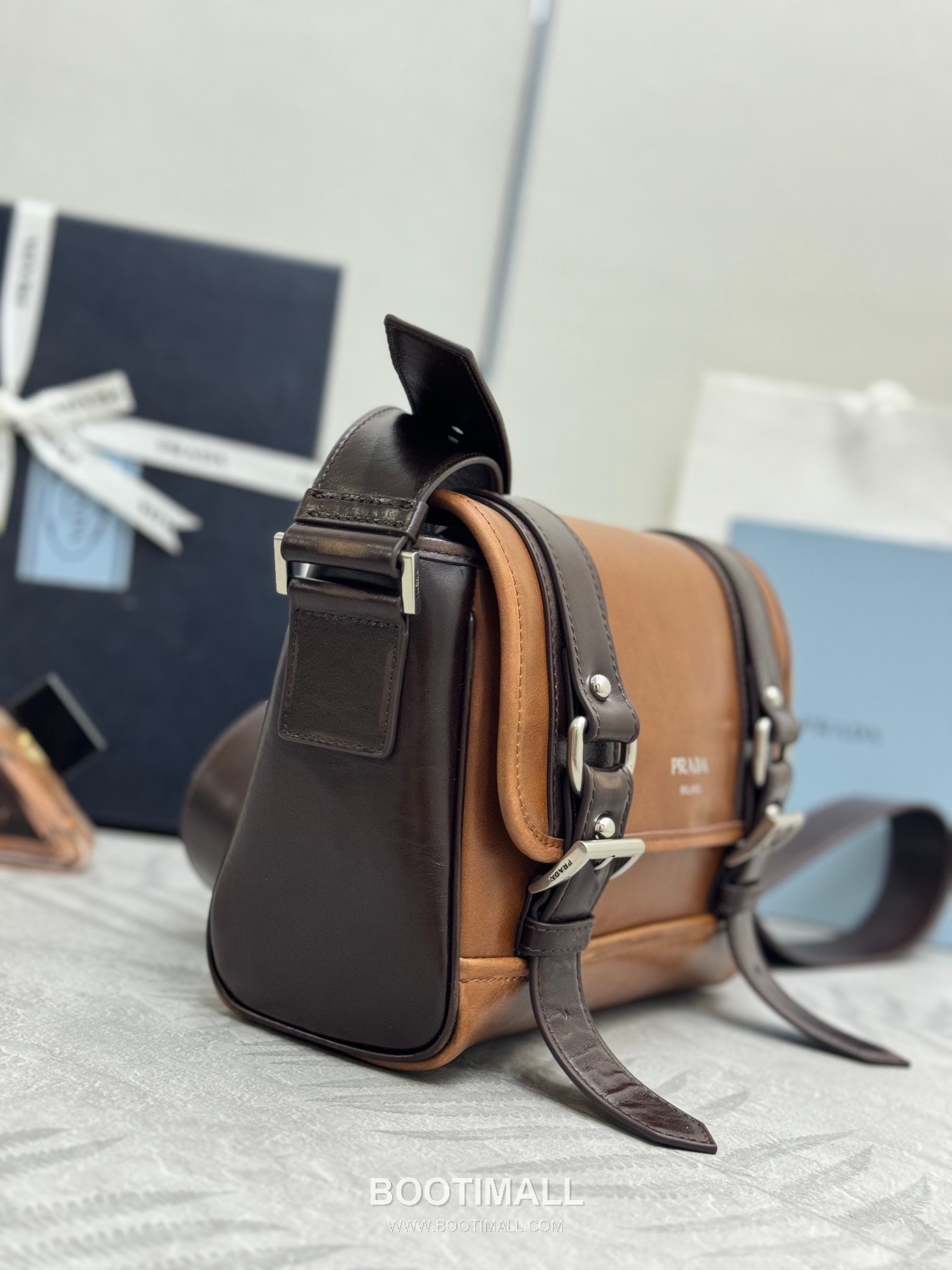 Prada Vintage Calfskin Saddle Crossbody Bag with Strap Accessory Detail 프라다 빈티지 카프스킨 새들 크로스바디백 스트랩 악세서리 2VD078 22cm 4