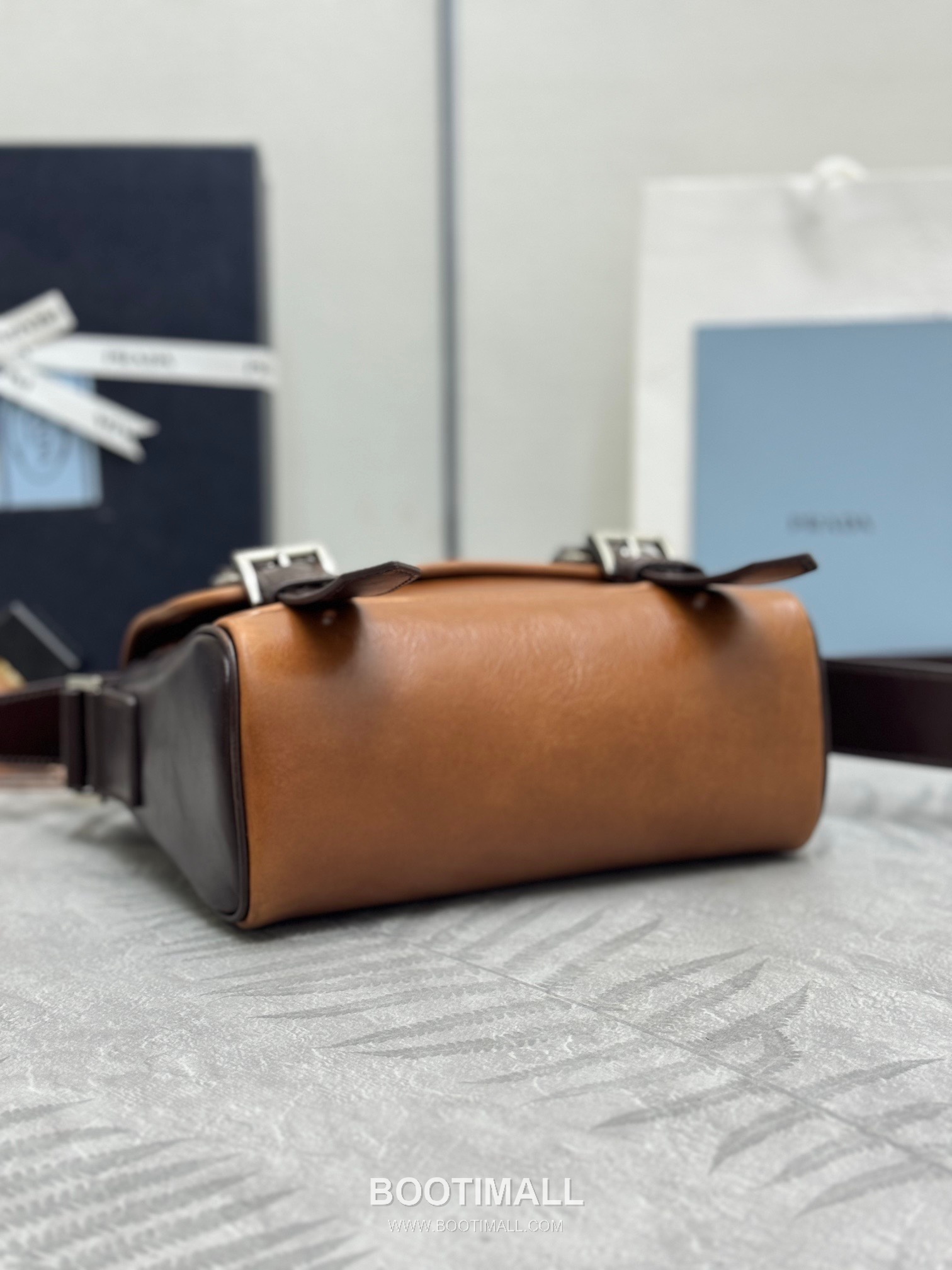 Prada Vintage Calfskin Saddle Crossbody Bag with Strap Accessory Detail 프라다 빈티지 카프스킨 새들 크로스바디백 스트랩 악세서리 2VD078 22cm 5