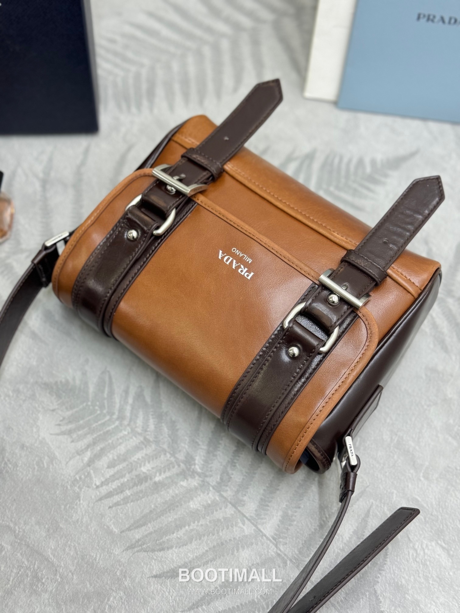 Prada Vintage Calfskin Saddle Crossbody Bag with Strap Accessory Detail 프라다 빈티지 카프스킨 새들 크로스바디백 스트랩 악세서리 2VD078 22cm 6