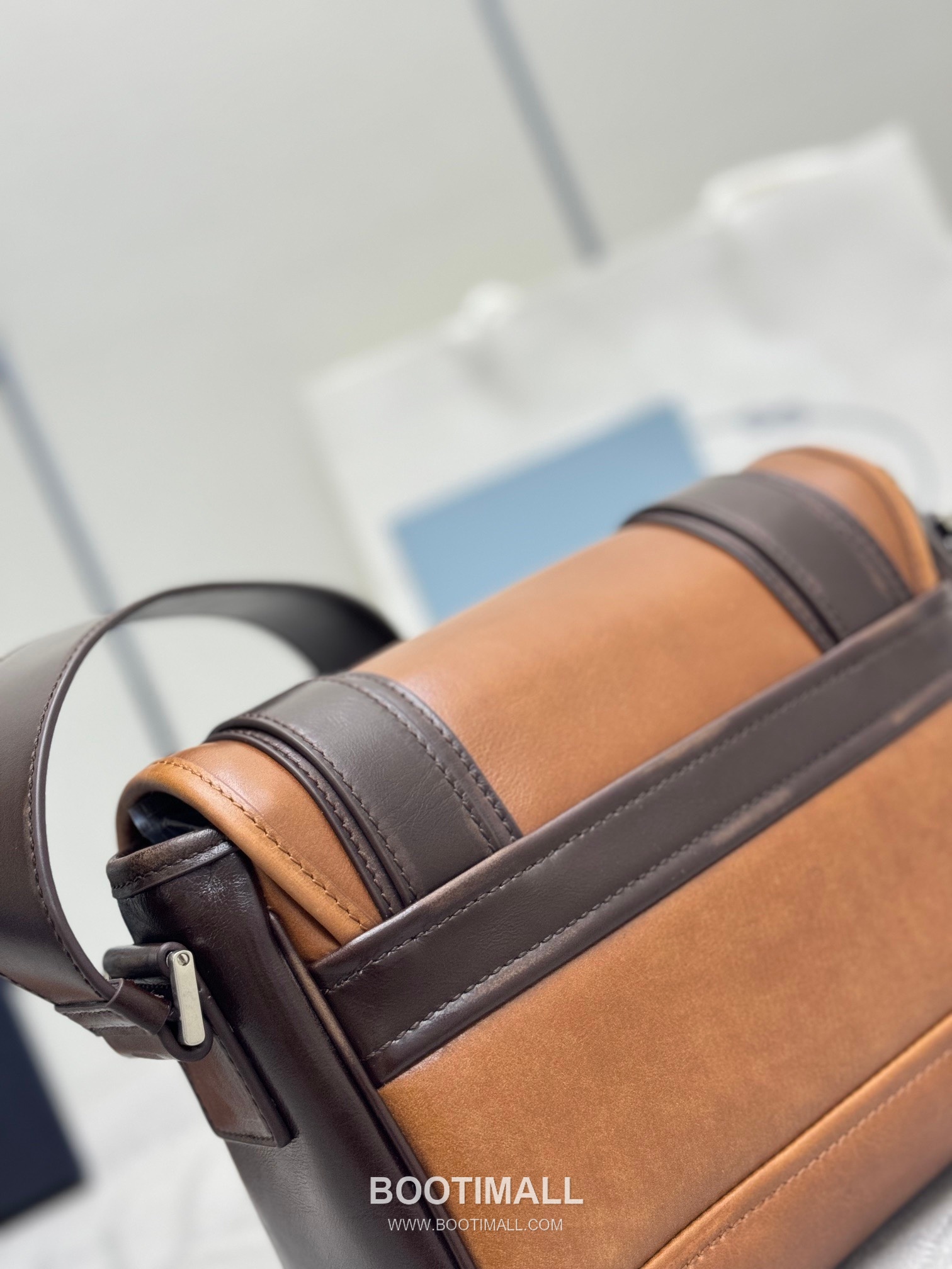 Prada Vintage Calfskin Saddle Crossbody Bag with Strap Accessory Detail 프라다 빈티지 카프스킨 새들 크로스바디백 스트랩 악세서리 2VD078 22cm 7