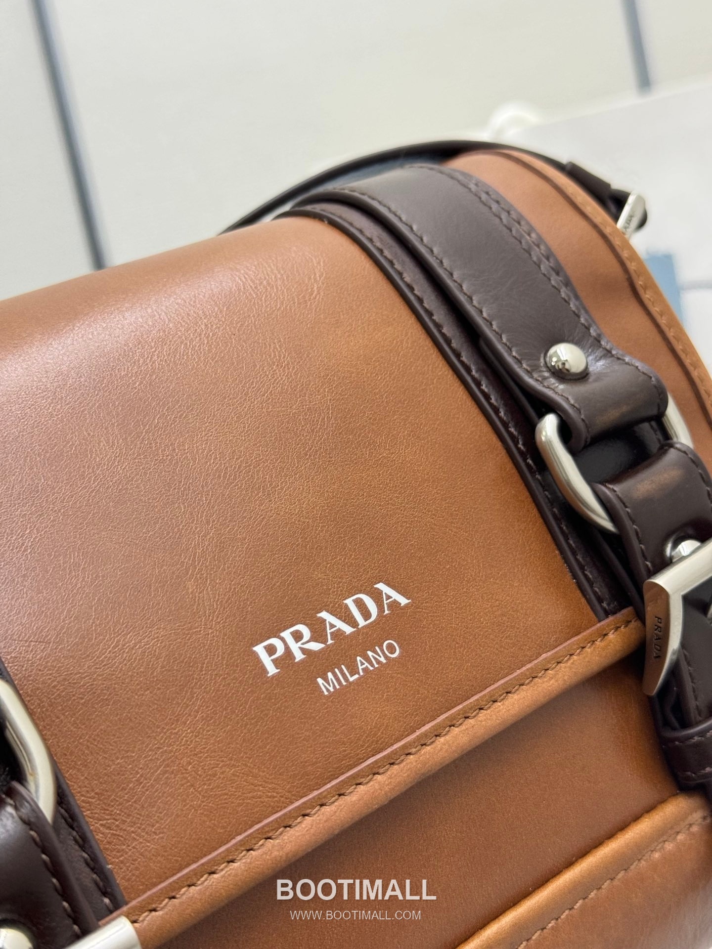 Prada Vintage Calfskin Saddle Crossbody Bag with Strap Accessory Detail 프라다 빈티지 카프스킨 새들 크로스바디백 스트랩 악세서리 2VD078 22cm 8