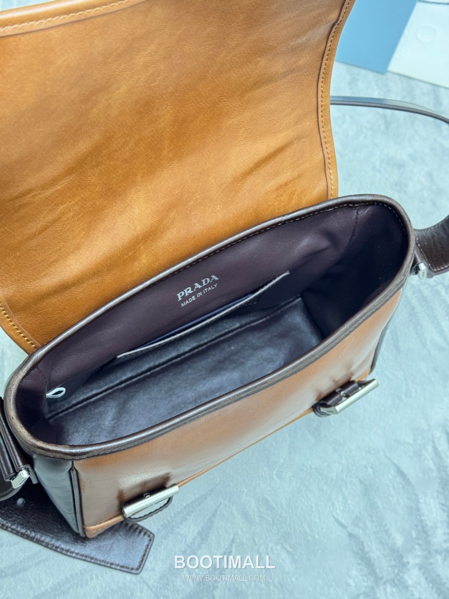 Prada Vintage Calfskin Saddle Crossbody Bag with Strap Accessory Detail 프라다 빈티지 카프스킨 새들 크로스바디백 스트랩 악세서리 2VD078 22cm 9