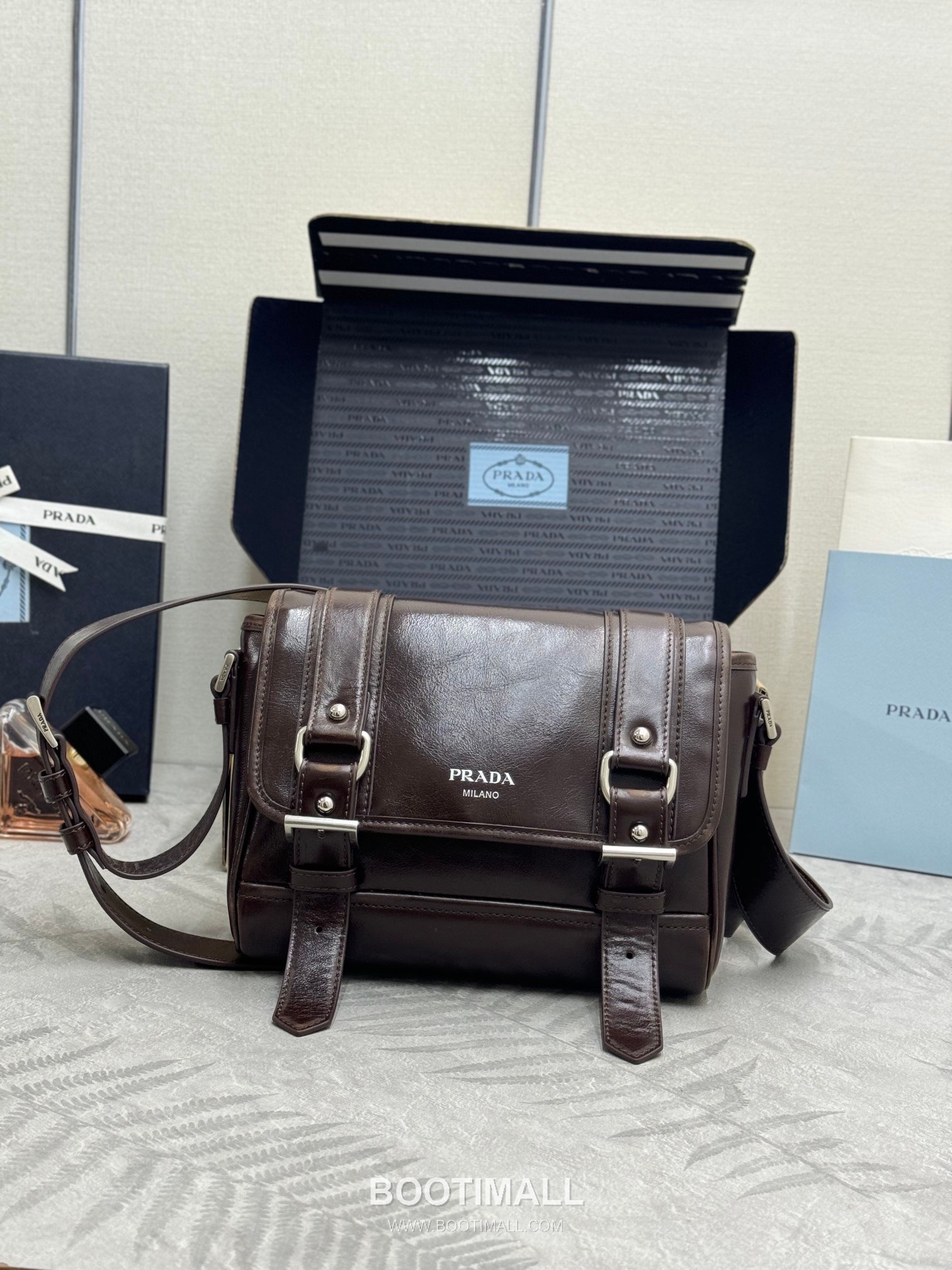Prada Vintage Calfskin Saddle Crossbody Bag with Strap Accessory Detail 프라다 빈티지 카프스킨 새들 크로스바디백 스트랩 악세서리 2VD078 22cm 1