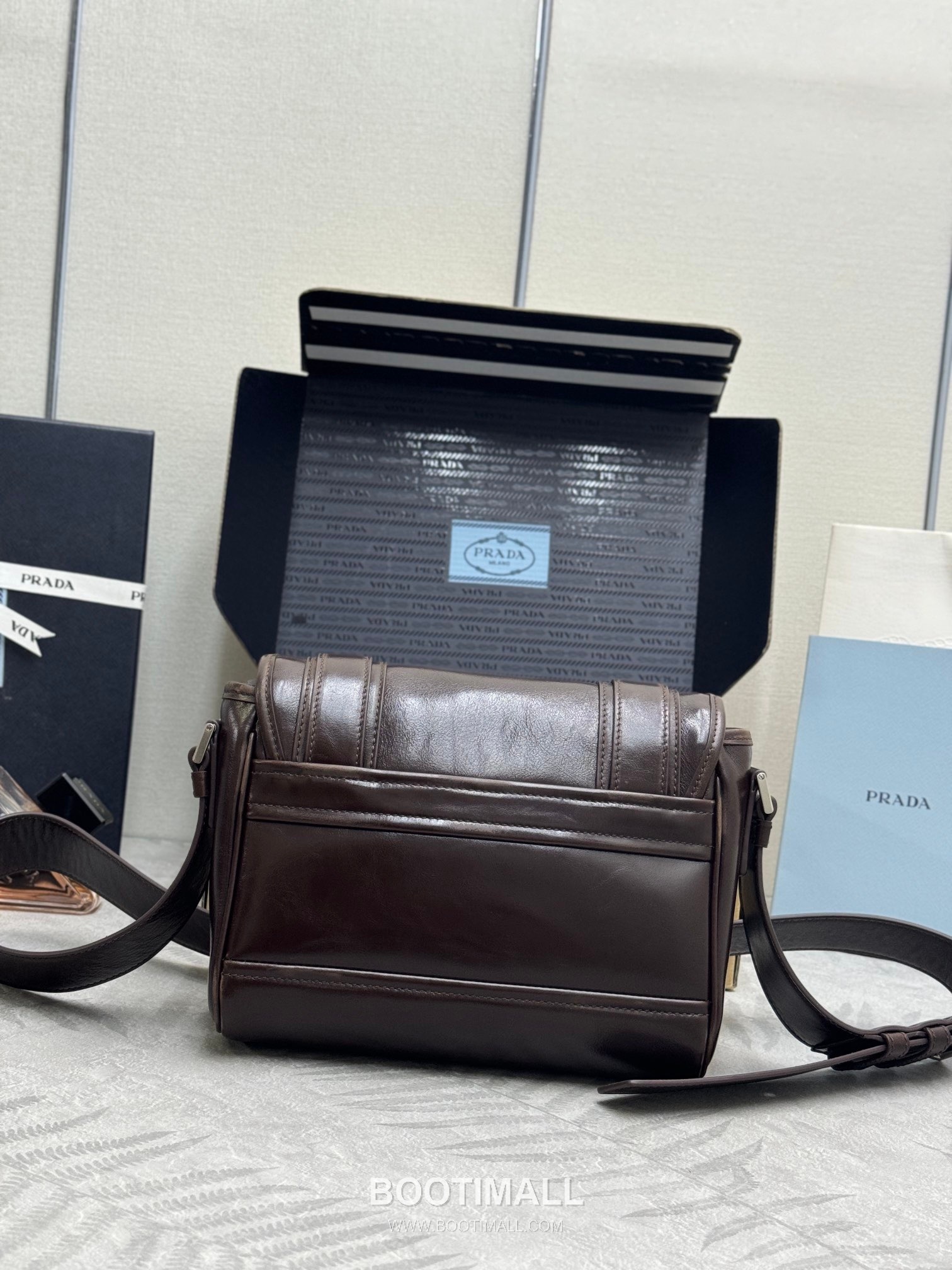 Prada Vintage Calfskin Saddle Crossbody Bag with Strap Accessory Detail 프라다 빈티지 카프스킨 새들 크로스바디백 스트랩 악세서리 2VD078 22cm 2