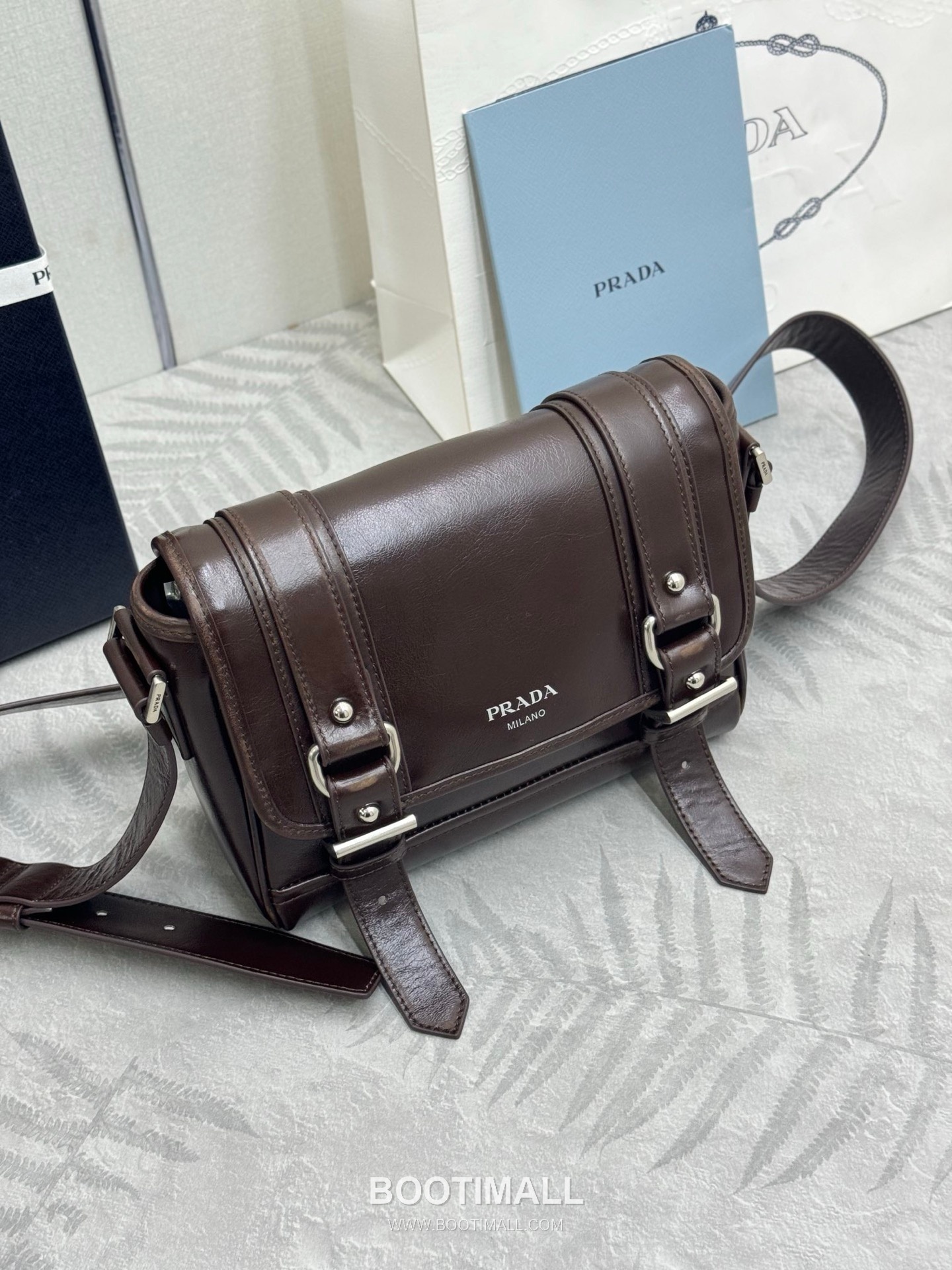 Prada Vintage Calfskin Saddle Crossbody Bag with Strap Accessory Detail 프라다 빈티지 카프스킨 새들 크로스바디백 스트랩 악세서리 2VD078 22cm 3