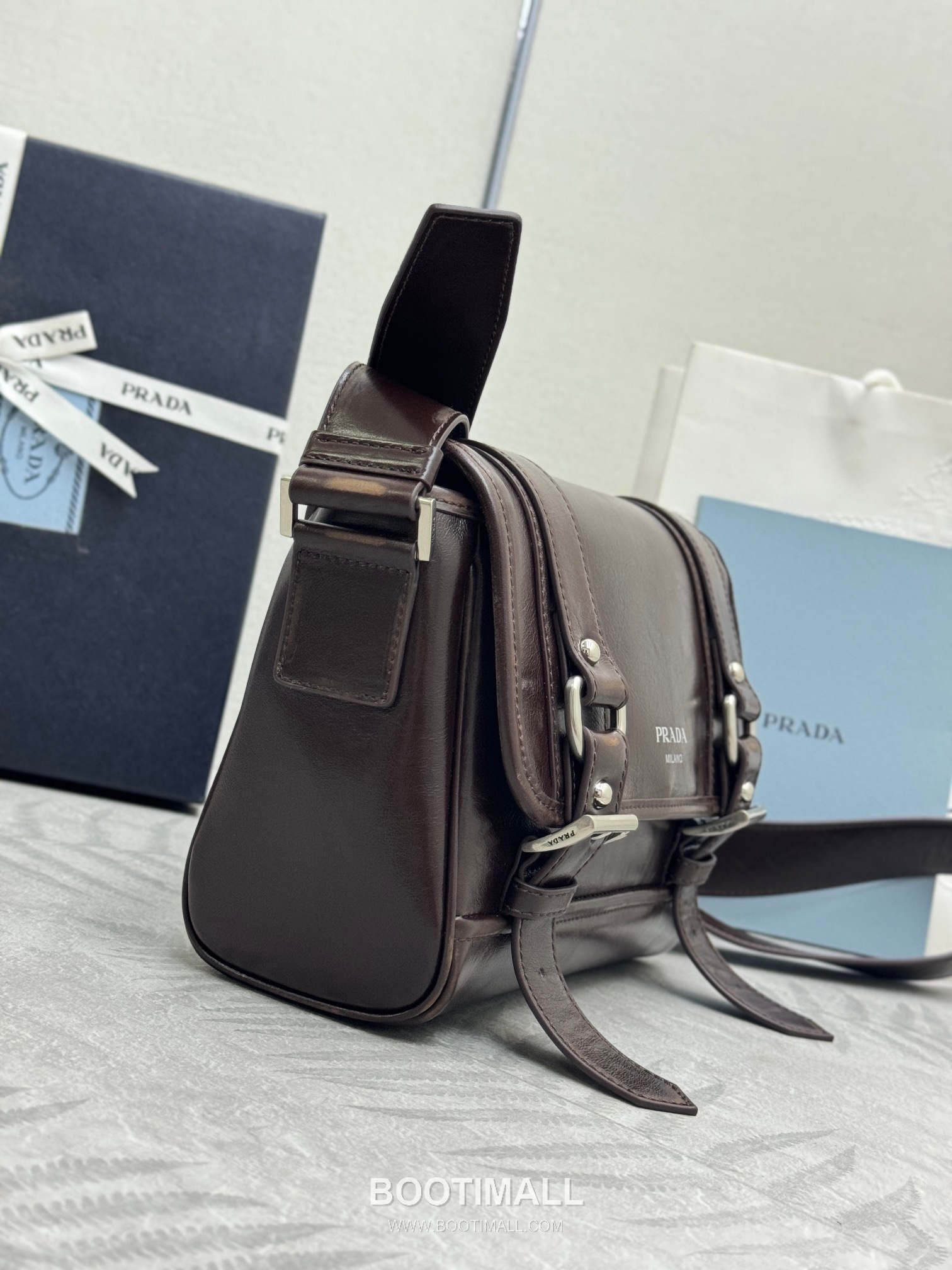 Prada Vintage Calfskin Saddle Crossbody Bag with Strap Accessory Detail 프라다 빈티지 카프스킨 새들 크로스바디백 스트랩 악세서리 2VD078 22cm 4