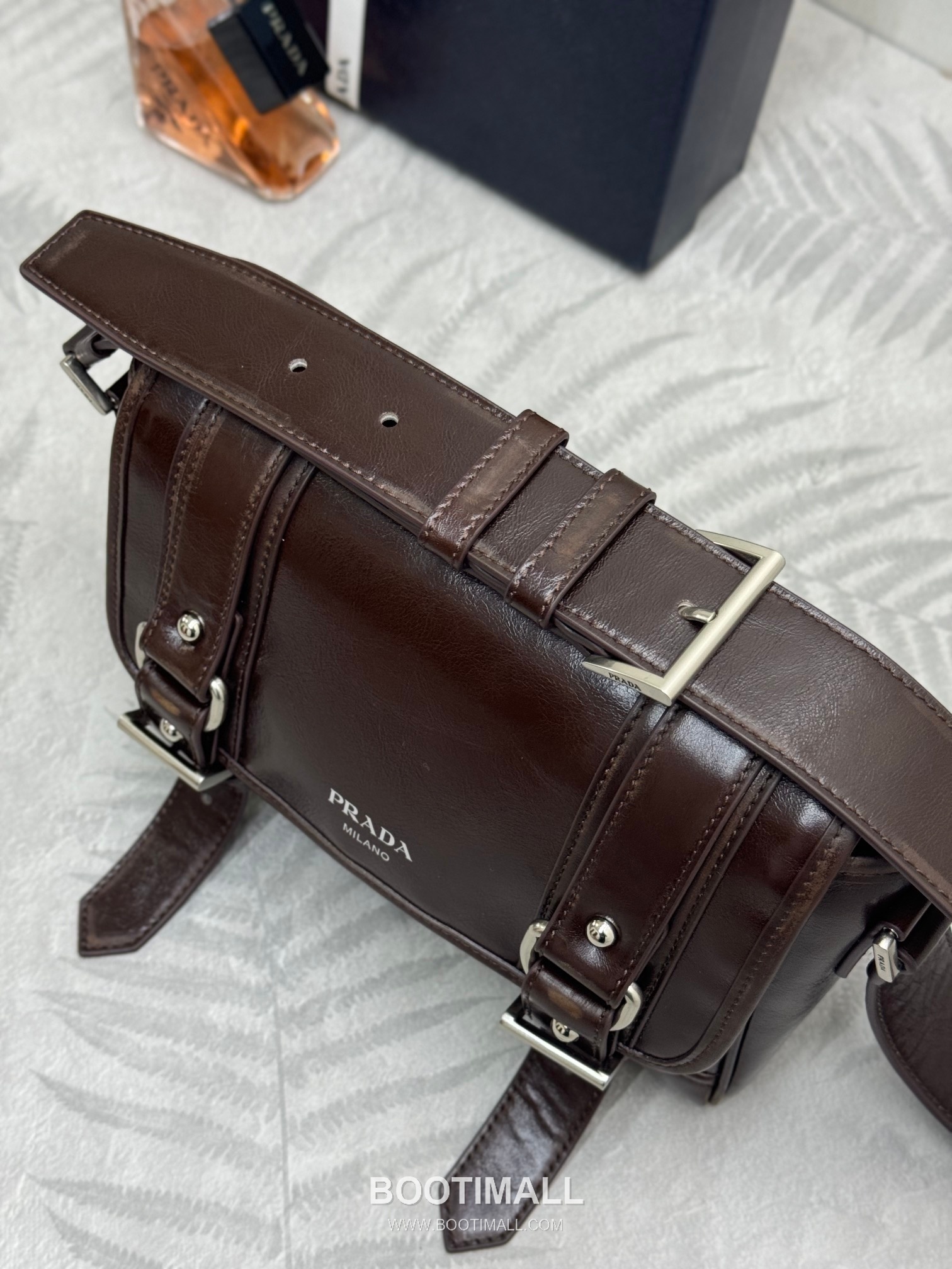 Prada Vintage Calfskin Saddle Crossbody Bag with Strap Accessory Detail 프라다 빈티지 카프스킨 새들 크로스바디백 스트랩 악세서리 2VD078 22cm 5