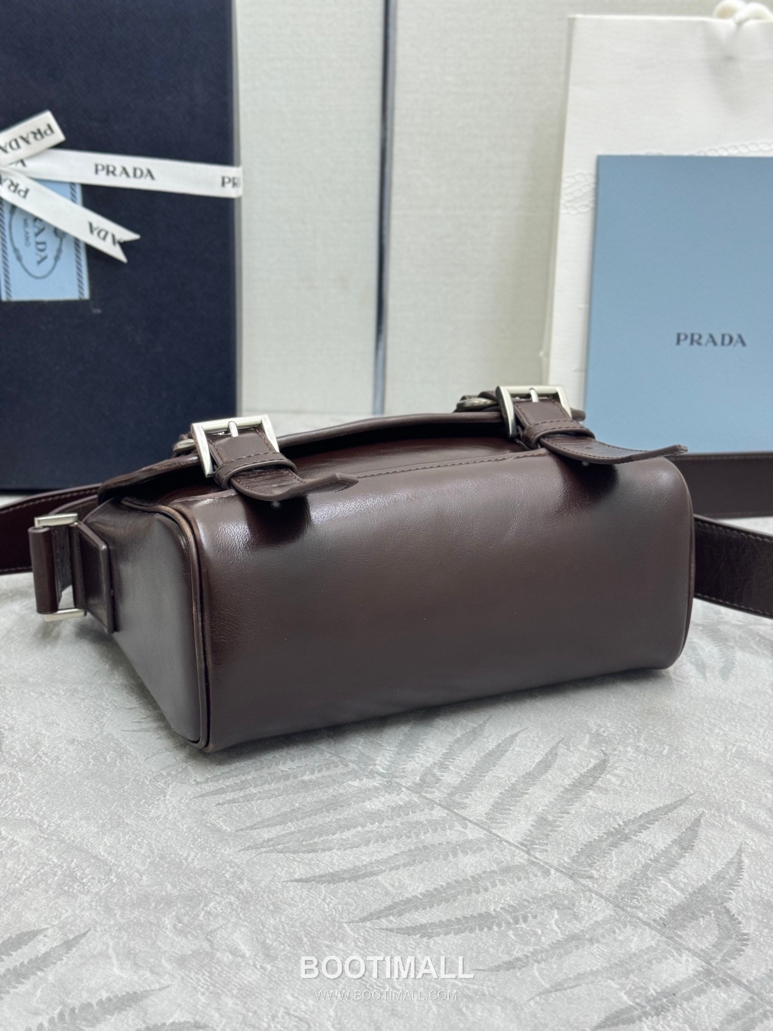 Prada Vintage Calfskin Saddle Crossbody Bag with Strap Accessory Detail 프라다 빈티지 카프스킨 새들 크로스바디백 스트랩 악세서리 2VD078 22cm 6