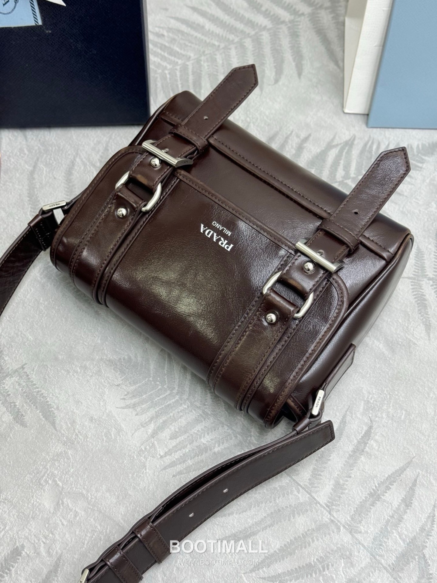 Prada Vintage Calfskin Saddle Crossbody Bag with Strap Accessory Detail 프라다 빈티지 카프스킨 새들 크로스바디백 스트랩 악세서리 2VD078 22cm 7