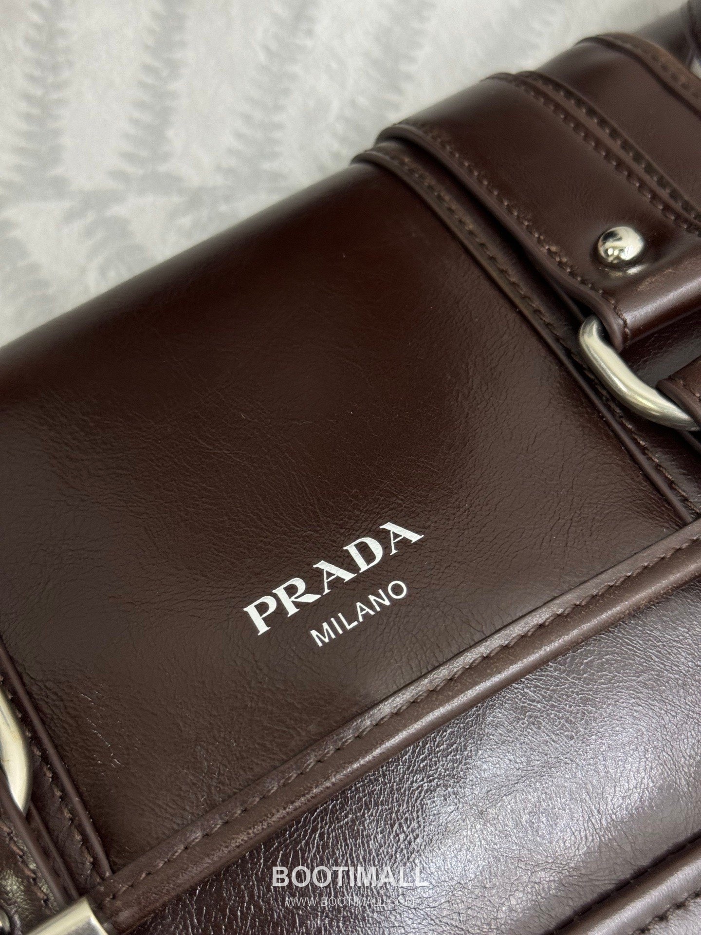Prada Vintage Calfskin Saddle Crossbody Bag with Strap Accessory Detail 프라다 빈티지 카프스킨 새들 크로스바디백 스트랩 악세서리 2VD078 22cm 8
