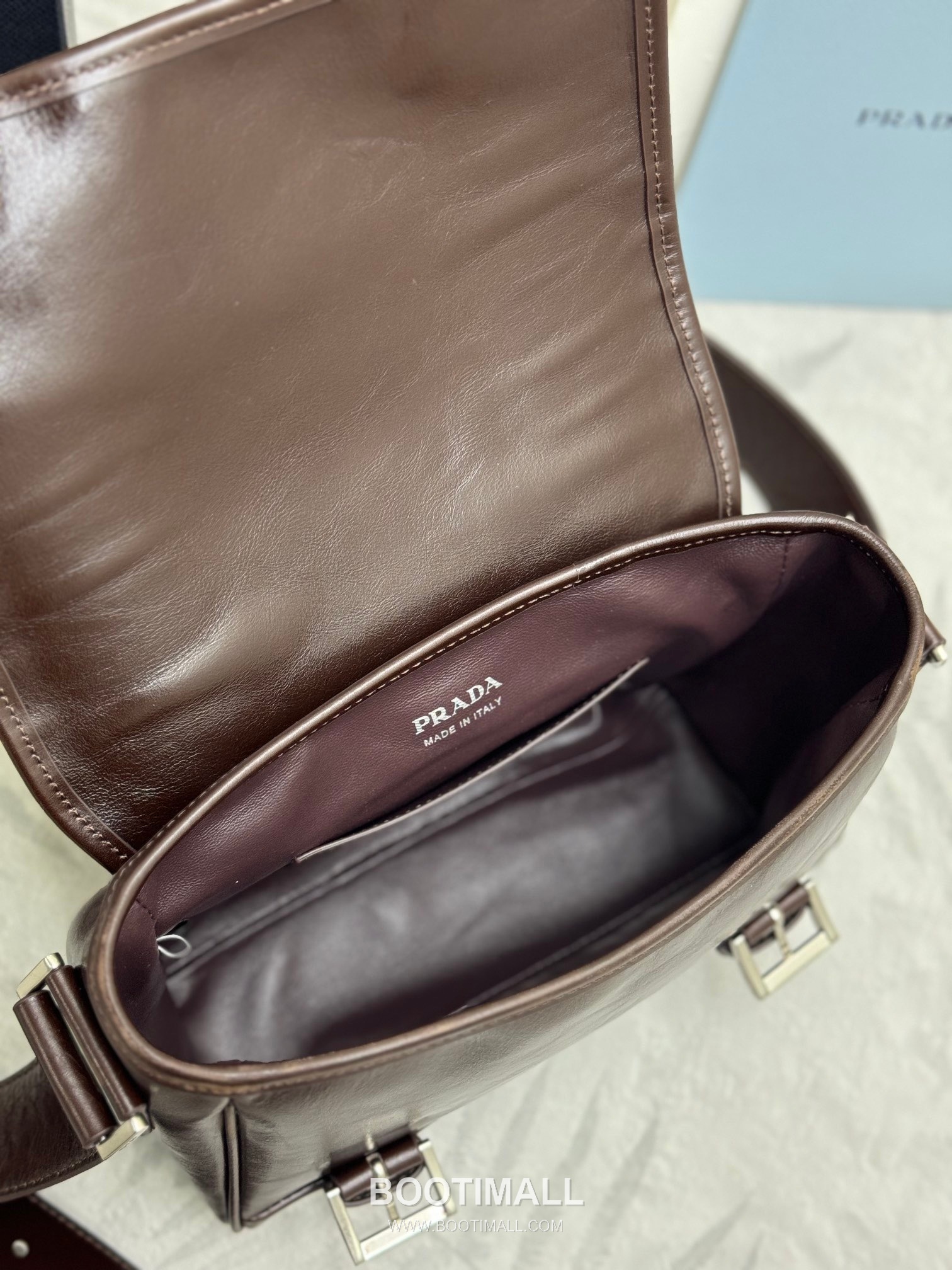 Prada Vintage Calfskin Saddle Crossbody Bag with Strap Accessory Detail 프라다 빈티지 카프스킨 새들 크로스바디백 스트랩 악세서리 2VD078 22cm 9