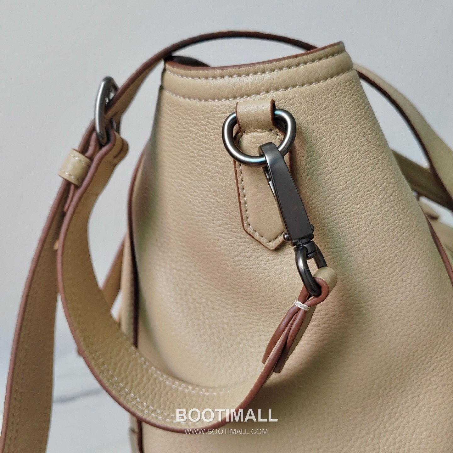 Prada Textured Calfskin Tote Bag with Embossed Logo Strap Detail 프라다 텍스처드 카프스킨 토트백 엠보싱로고 스트랩 1BG602 38cm 6