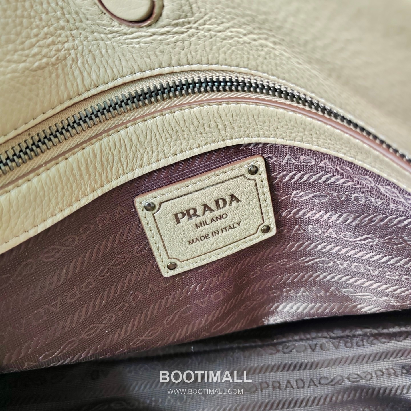 Prada Textured Calfskin Tote Bag with Embossed Logo Strap Detail 프라다 텍스처드 카프스킨 토트백 엠보싱로고 스트랩 1BG602 38cm 7
