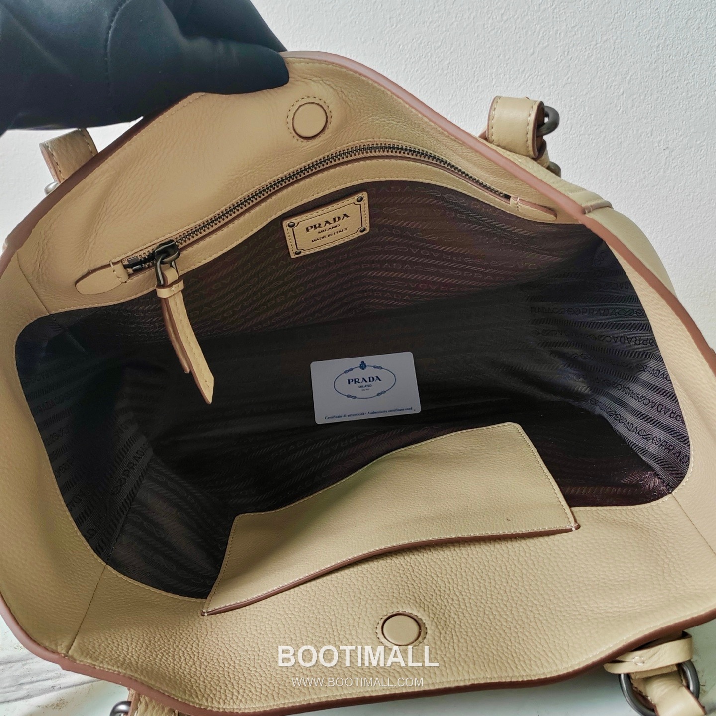 Prada Textured Calfskin Tote Bag with Embossed Logo Strap Detail 프라다 텍스처드 카프스킨 토트백 엠보싱로고 스트랩 1BG602 38cm 9