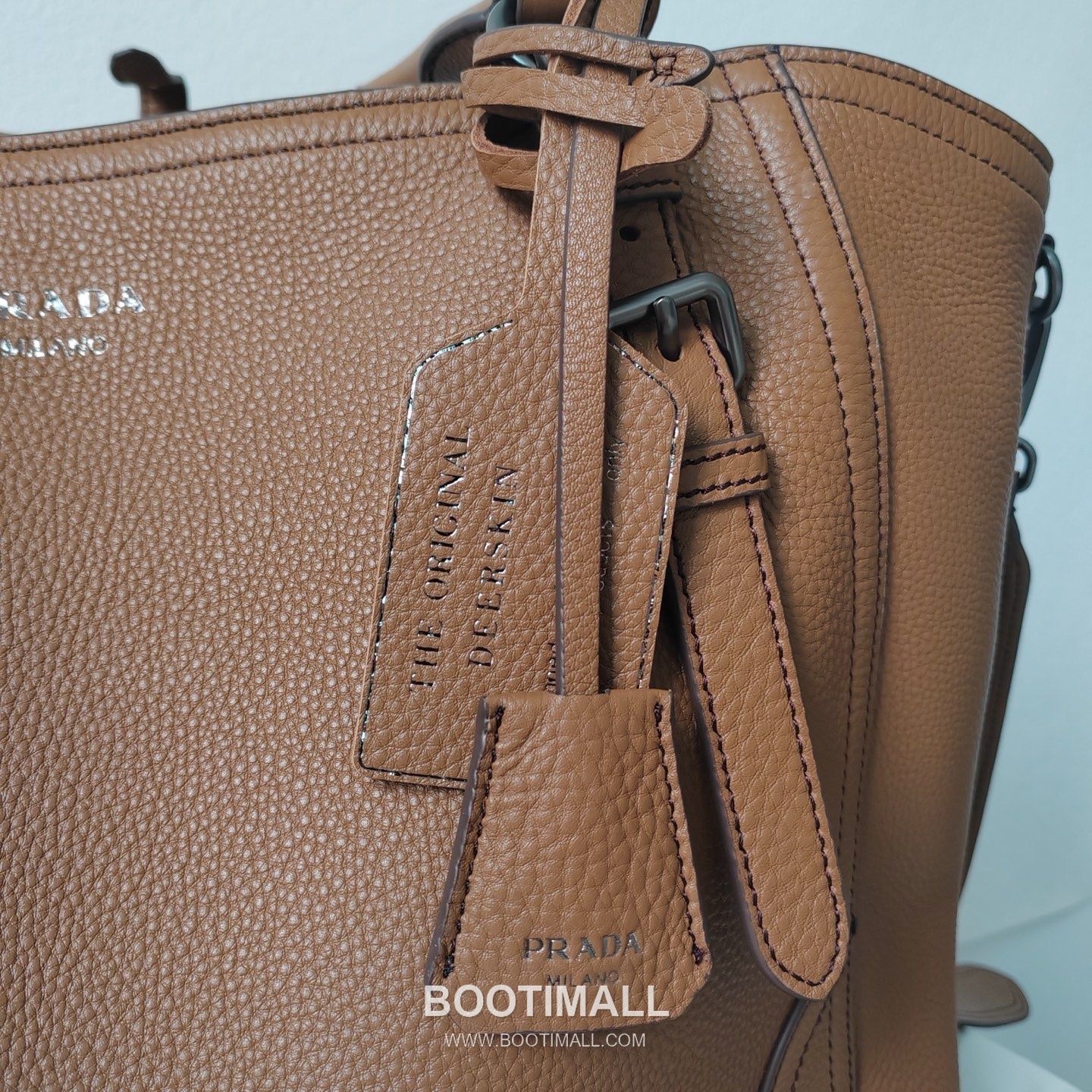 Prada Textured Calfskin Tote Bag with Embossed Logo Strap Detail 프라다 텍스처드 카프스킨 토트백 엠보싱로고 스트랩 1BG602 38cm 5