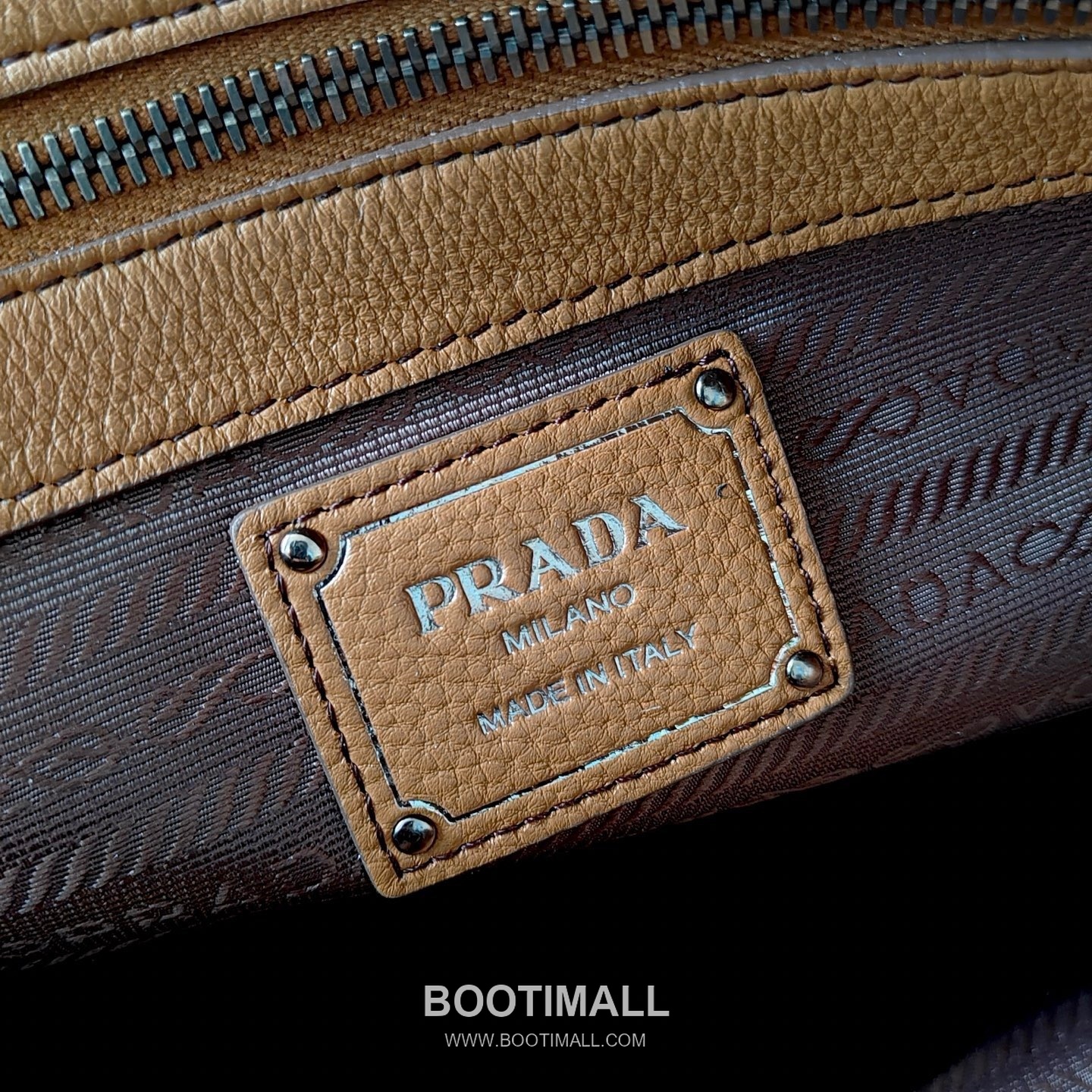 Prada Textured Calfskin Tote Bag with Embossed Logo Strap Detail 프라다 텍스처드 카프스킨 토트백 엠보싱로고 스트랩 1BG602 38cm 8