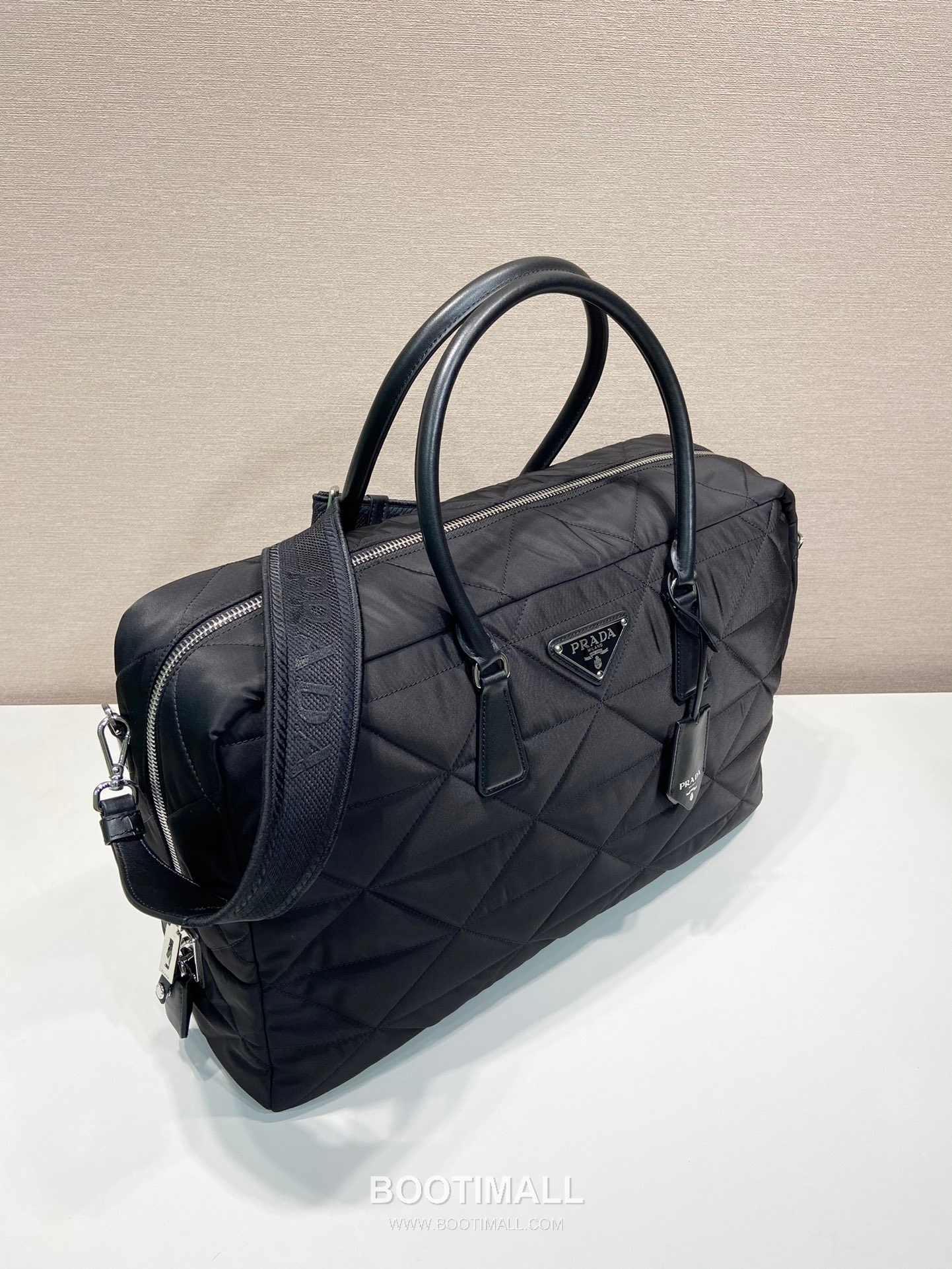Prada Re-Nylon Travel Duffle Bag with Leather Handle Triangle Logo Detail 프라다 리나일론 레더 핸들 트라이앵글 로고 더플백 2VA009 45cm 3