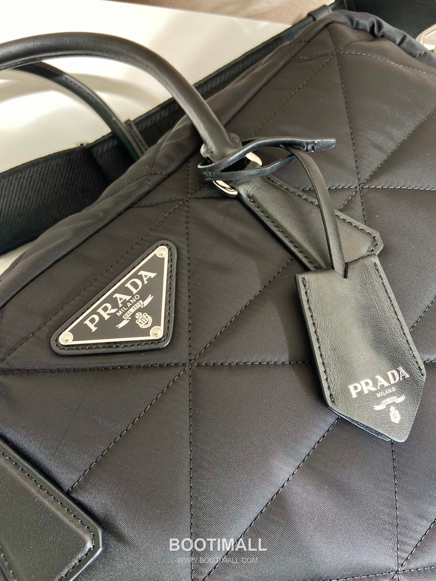 Prada Re-Nylon Travel Duffle Bag with Leather Handle Triangle Logo Detail 프라다 리나일론 레더 핸들 트라이앵글 로고 더플백 2VA009 45cm 6