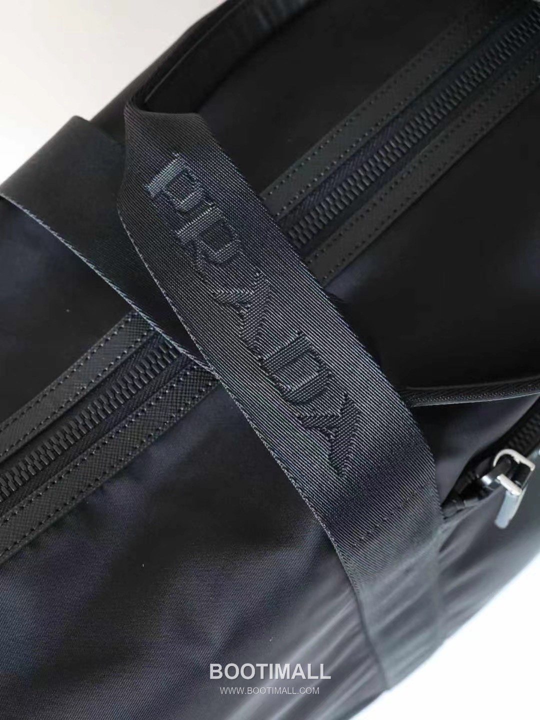 Prada Nylon Travel Tote Bag with Steel Triangle Logo Lock Strap Detail 프라다 나일론 스틸 트라이앵글 로고 락 스트랩 토트백 2VC796 45cm 10