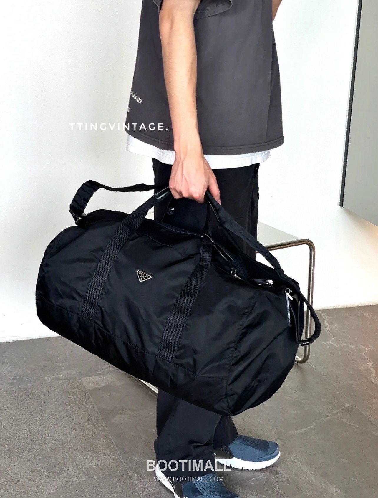 Prada Parachute Nylon Travel Duffle Bag with Triangle Logo Zip Detail 프라다 패러슈트 나일론 트라이앵글 로고 집 더플백 2VC015A 49cm 1