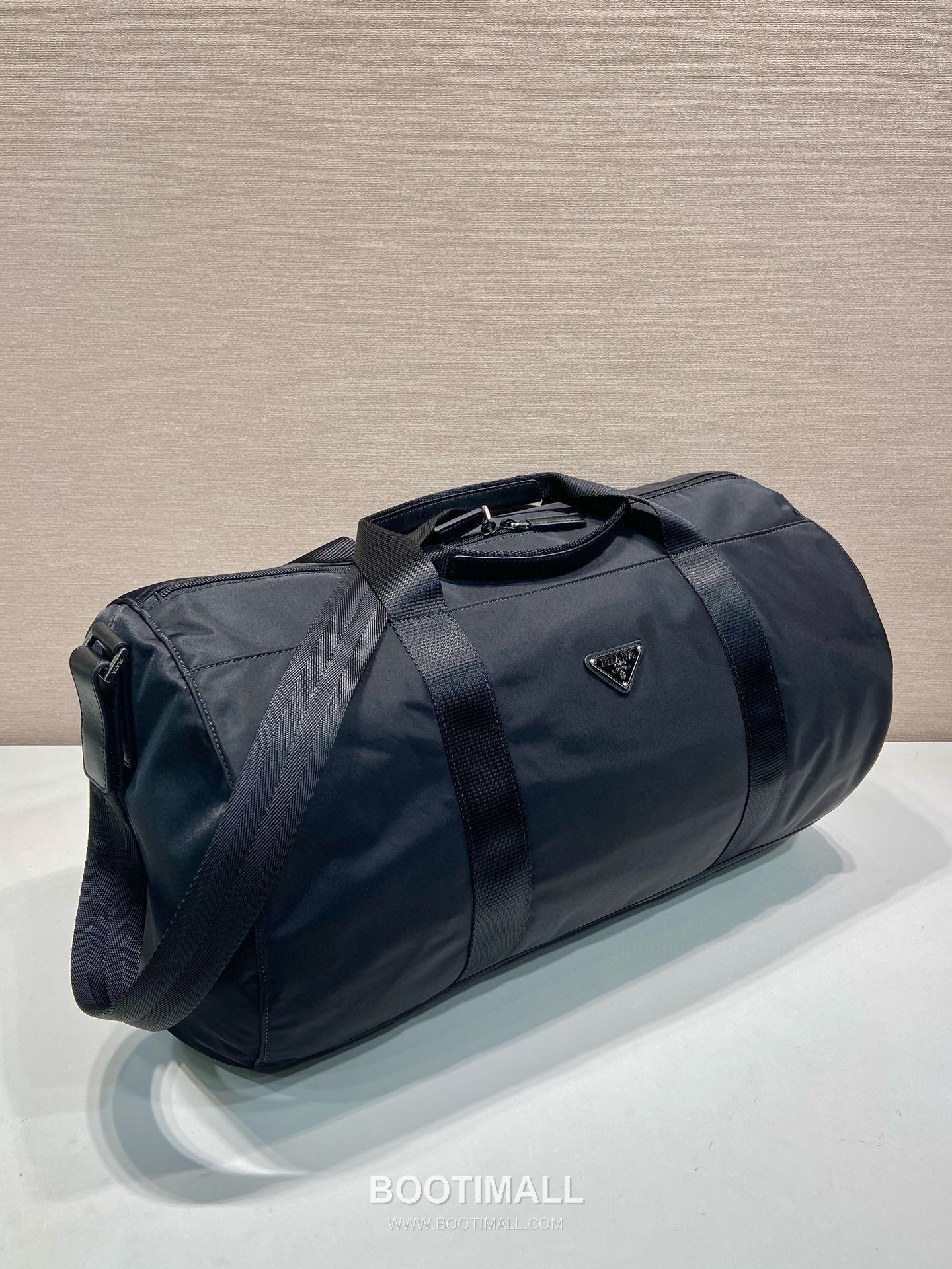 Prada Parachute Nylon Travel Duffle Bag with Triangle Logo Zip Detail 프라다 패러슈트 나일론 트라이앵글 로고 집 더플백 2VC015A 49cm 3