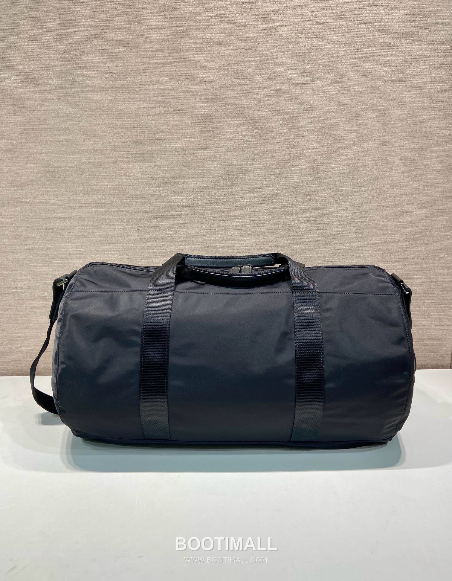 Prada Parachute Nylon Travel Duffle Bag with Triangle Logo Zip Detail 프라다 패러슈트 나일론 트라이앵글 로고 집 더플백 2VC015A 49cm 4