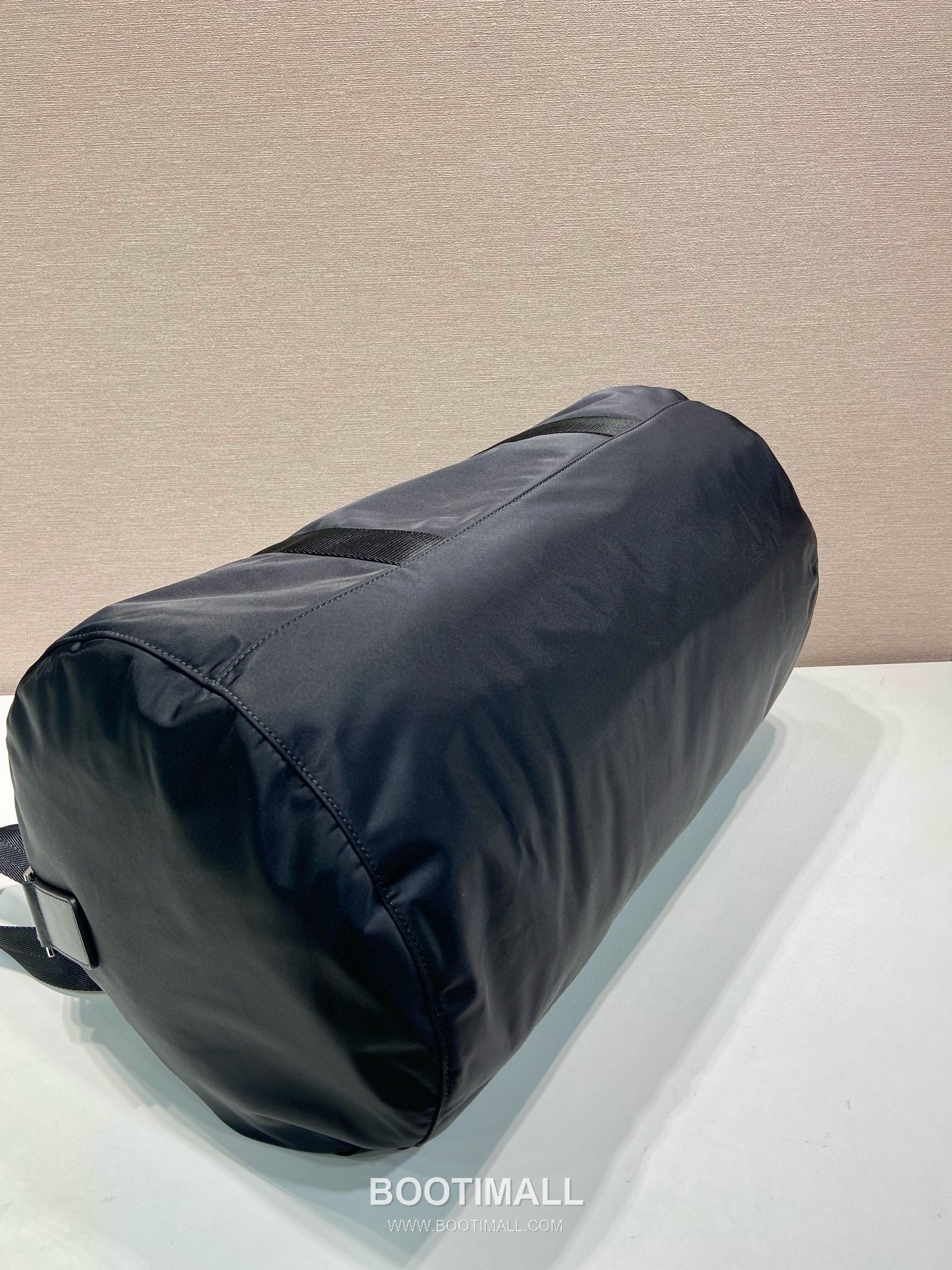 Prada Parachute Nylon Travel Duffle Bag with Triangle Logo Zip Detail 프라다 패러슈트 나일론 트라이앵글 로고 집 더플백 2VC015A 49cm 5