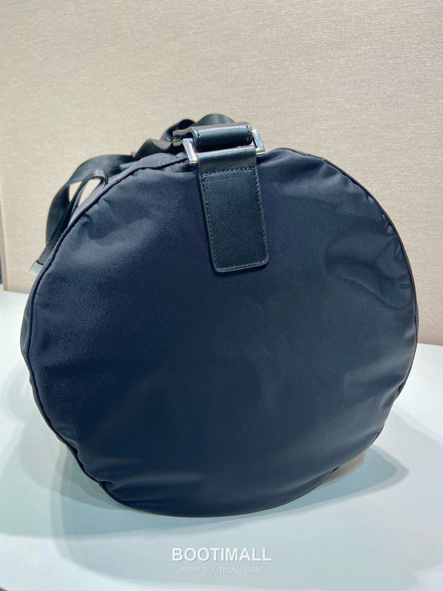 Prada Parachute Nylon Travel Duffle Bag with Triangle Logo Zip Detail 프라다 패러슈트 나일론 트라이앵글 로고 집 더플백 2VC015A 49cm 6