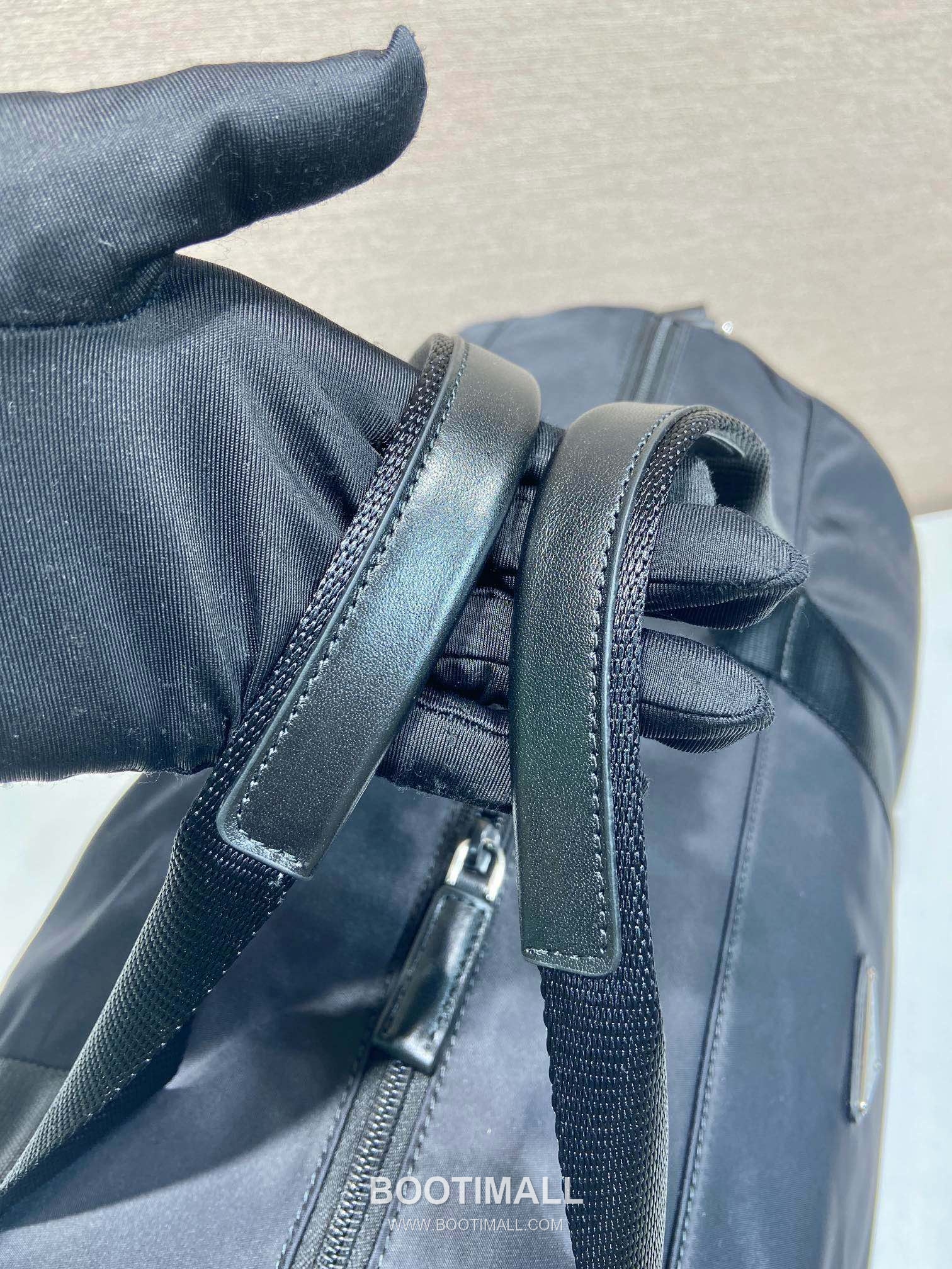 Prada Parachute Nylon Travel Duffle Bag with Triangle Logo Zip Detail 프라다 패러슈트 나일론 트라이앵글 로고 집 더플백 2VC015A 49cm 7