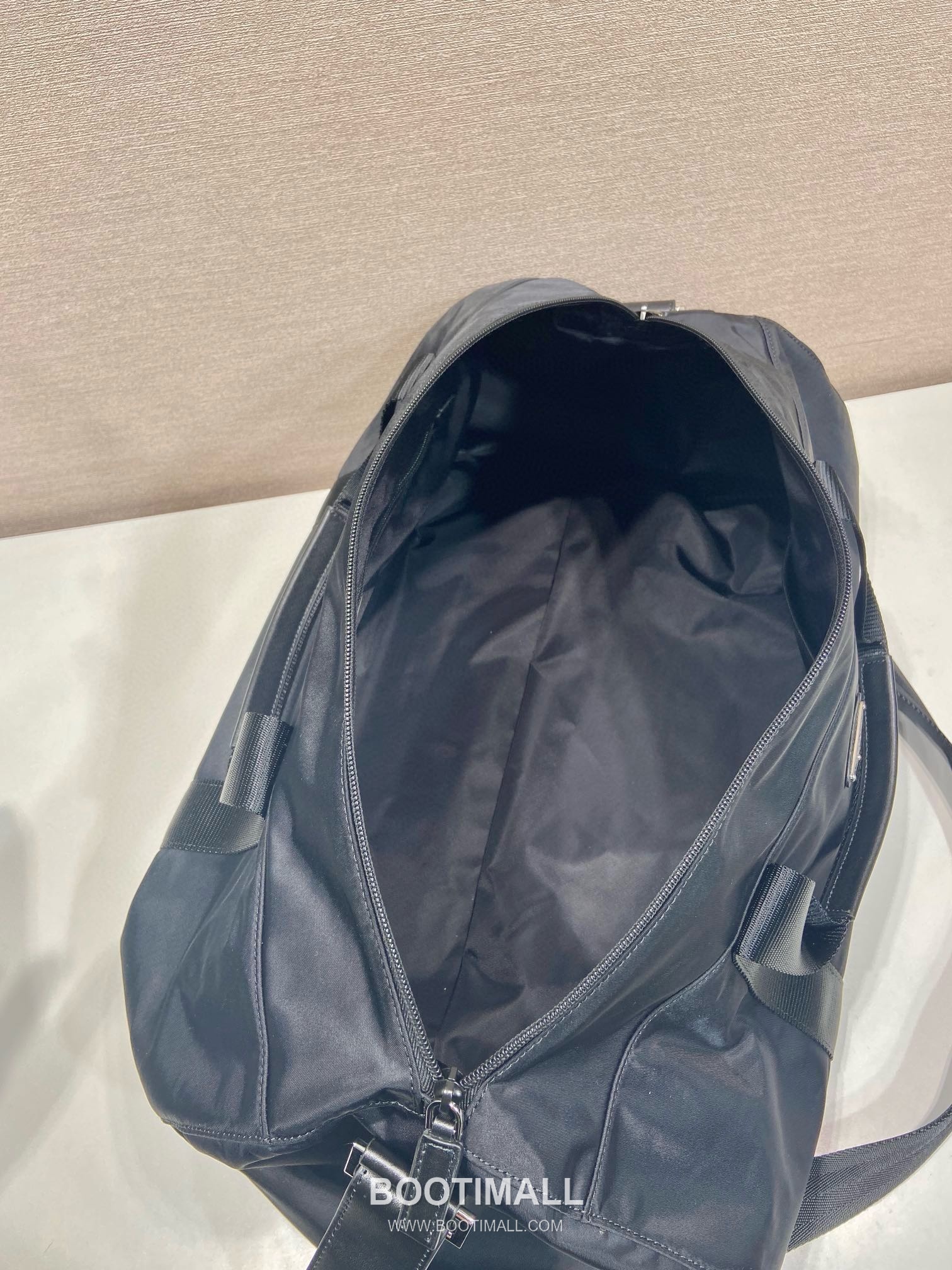 Prada Parachute Nylon Travel Duffle Bag with Triangle Logo Zip Detail 프라다 패러슈트 나일론 트라이앵글 로고 집 더플백 2VC015A 49cm 8