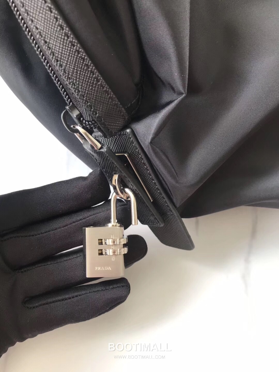 Prada Parachute Nylon Travel Duffle Bag with Strap Carry Detail 프라다 패러슈트 나일론 스트랩 캐리 더플백 44cm 4