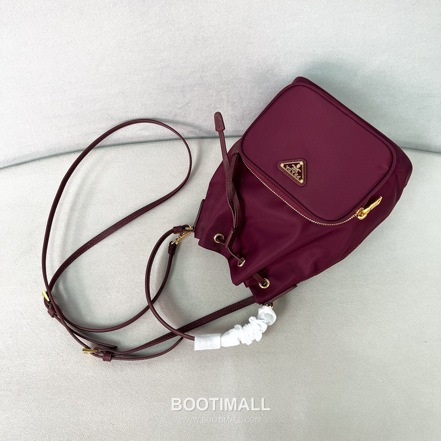 Prada Parachute Nylon Bucket Bag with Triangle Logo Drawstring Detail 프라다 패러슈트 나일론 트라이앵글 로고 드로우스트링 버킷백 1BH038 18cm 11