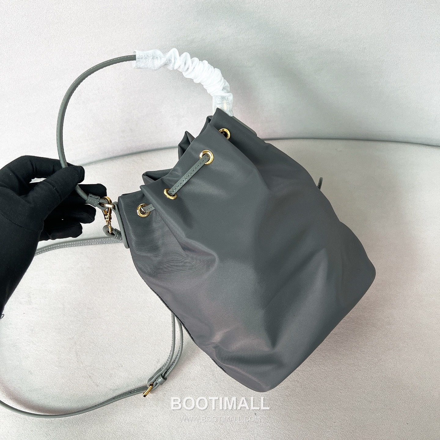 Prada Parachute Nylon Bucket Bag with Triangle Logo Drawstring Detail 프라다 패러슈트 나일론 트라이앵글 로고 드로우스트링 버킷백 1BH038 18cm 4