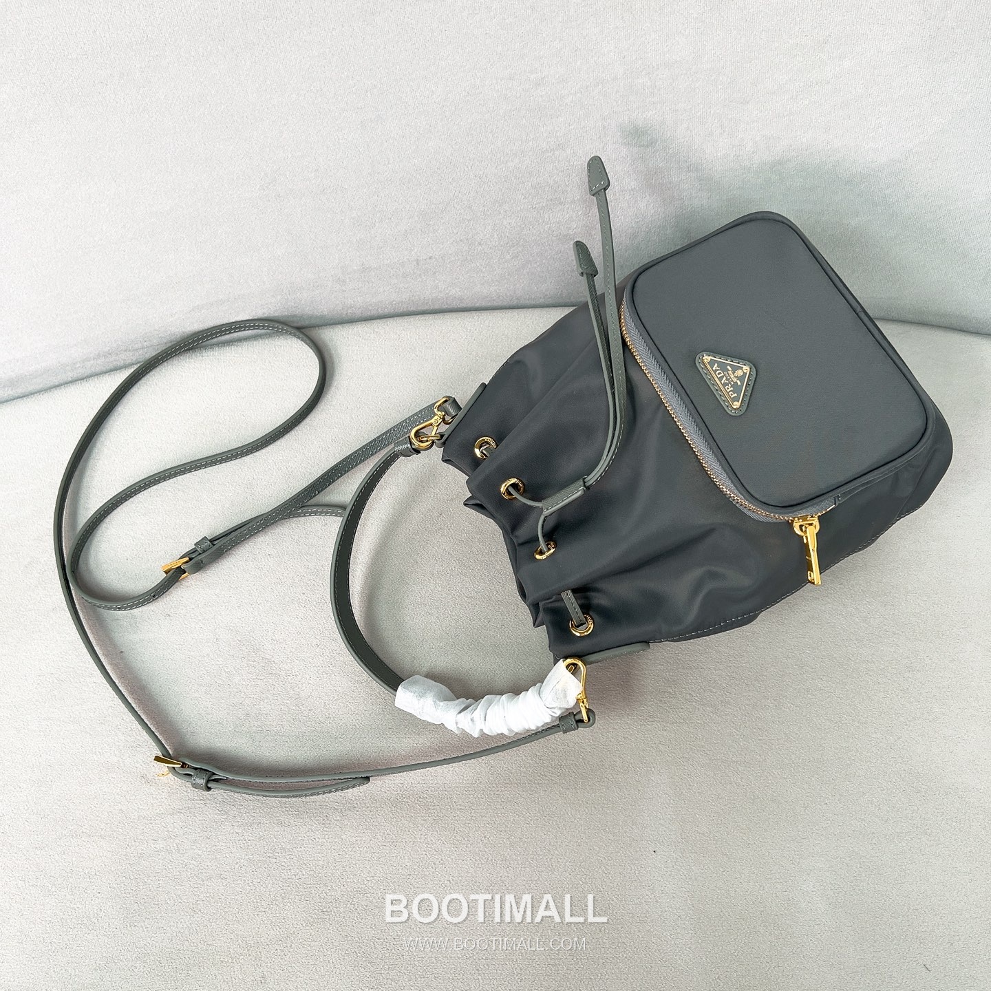 Prada Parachute Nylon Bucket Bag with Triangle Logo Drawstring Detail 프라다 패러슈트 나일론 트라이앵글 로고 드로우스트링 버킷백 1BH038 18cm 5