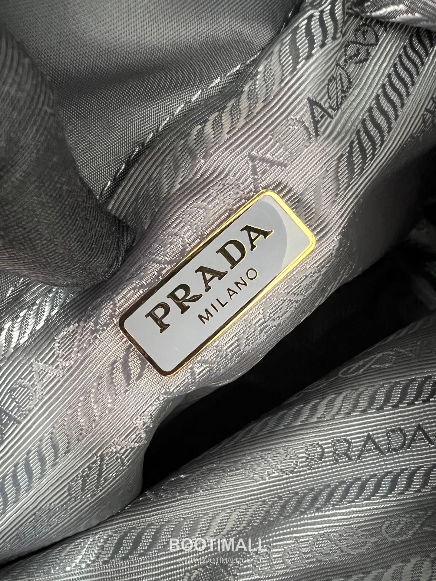 Prada Parachute Nylon Bucket Bag with Triangle Logo Drawstring Detail 프라다 패러슈트 나일론 트라이앵글 로고 드로우스트링 버킷백 1BH038 18cm 9