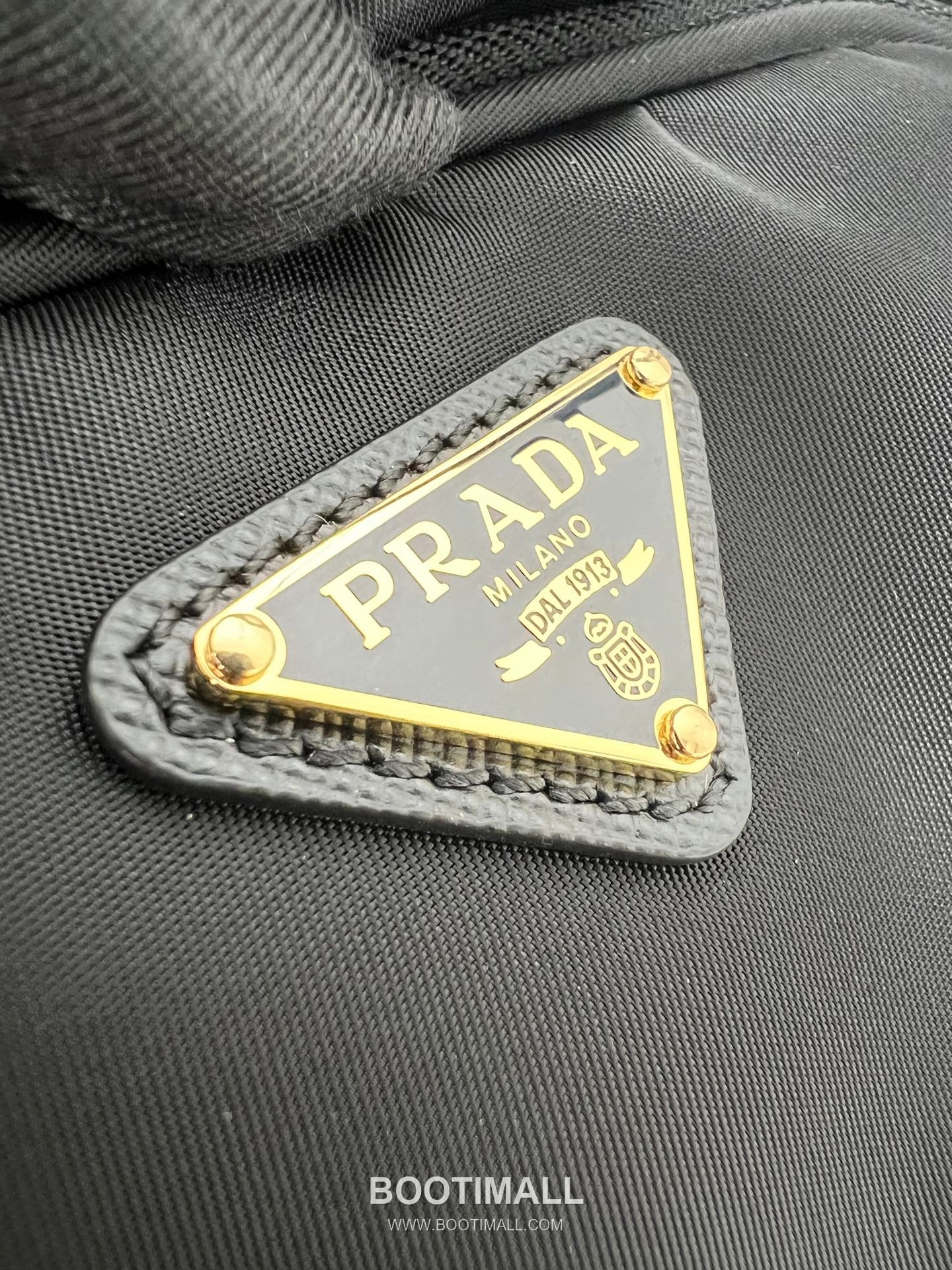 Prada Parachute Nylon Bucket Bag with Triangle Logo Drawstring Detail 프라다 패러슈트 나일론 트라이앵글 로고 드로우스트링 버킷백 1BH038 18cm 10