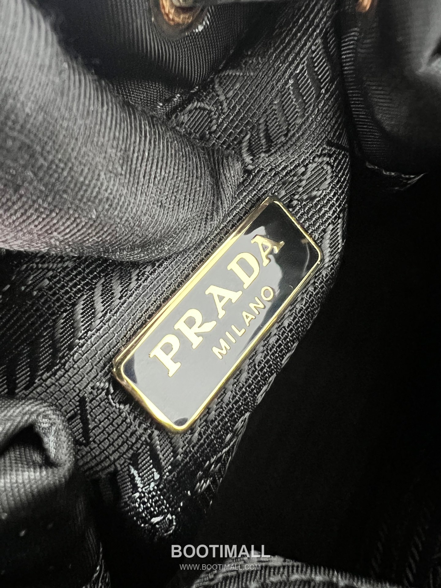 Prada Parachute Nylon Bucket Bag with Triangle Logo Drawstring Detail 프라다 패러슈트 나일론 트라이앵글 로고 드로우스트링 버킷백 1BH038 18cm 13