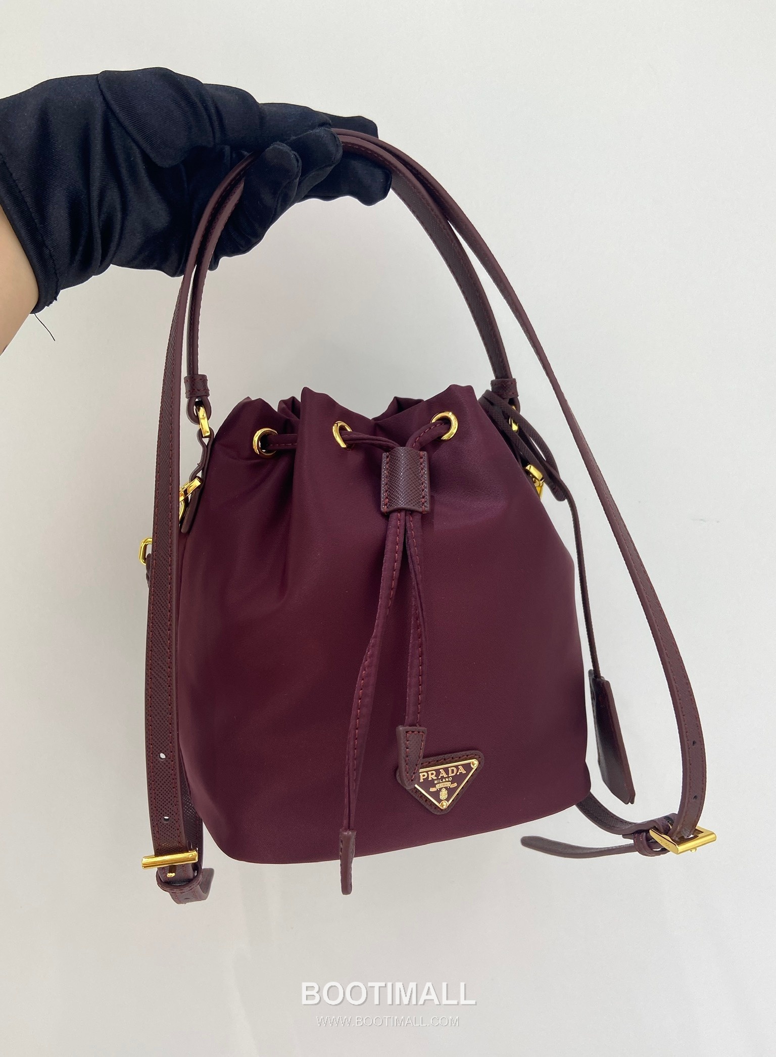 Prada Nylon Bucket Bag with Calfskin Strap Triangle Logo Key Charm Detail 프라다 나일론 카프스킨 스트랩 트라이앵글 로고 키참 버킷백 1BE067 15.5cm 10