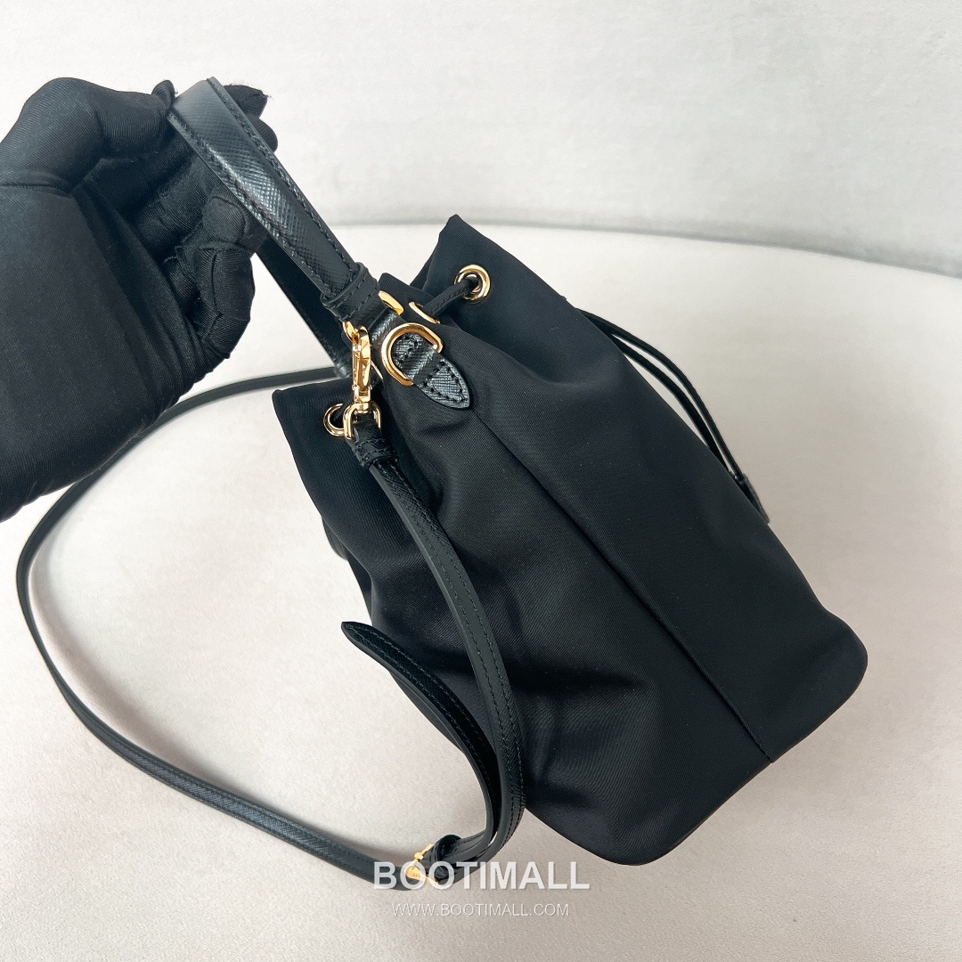 Prada Nylon Bucket Bag with Calfskin Strap Triangle Logo Key Charm Detail 프라다 나일론 카프스킨 스트랩 트라이앵글 로고 키참 버킷백 1BE067 15.5cm 9