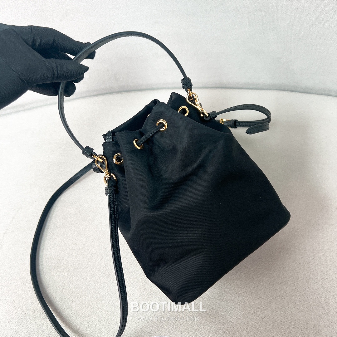 Prada Nylon Bucket Bag with Calfskin Strap Triangle Logo Key Charm Detail 프라다 나일론 카프스킨 스트랩 트라이앵글 로고 키참 버킷백 1BE067 15.5cm 10
